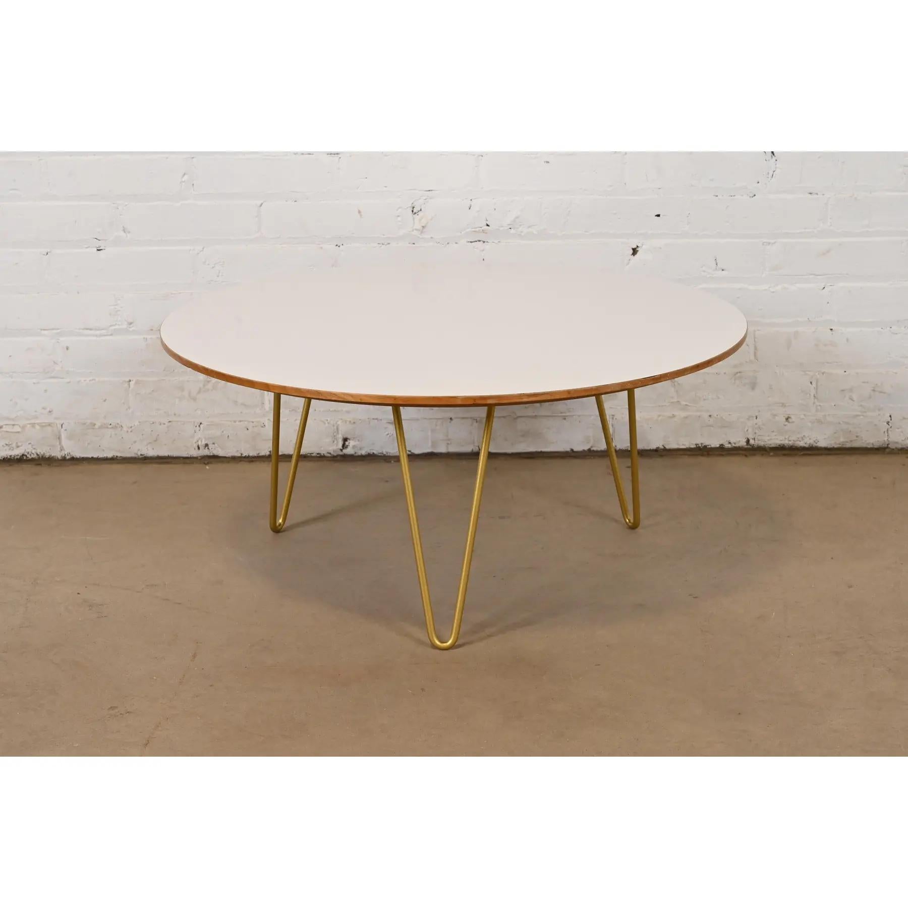 Ein stilvoller Mid-Century Modern Couchtisch

Von George Nelson für Herman Miller

USA, 1950er Jahre

Platte aus weißem Laminat, mit Walnussverzierungen und messingfarbenen Stahlbeinen.

Maße: 28,5 