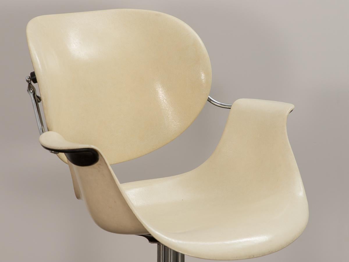 Rare original swag leg chair, designed by George Nelson for Herman Miller. Sculptural form with a sleek, futuristic character. Borrowing from the iconic Eames design, the seat is made from their patented molded fiberglass, seen here in a gorgeous