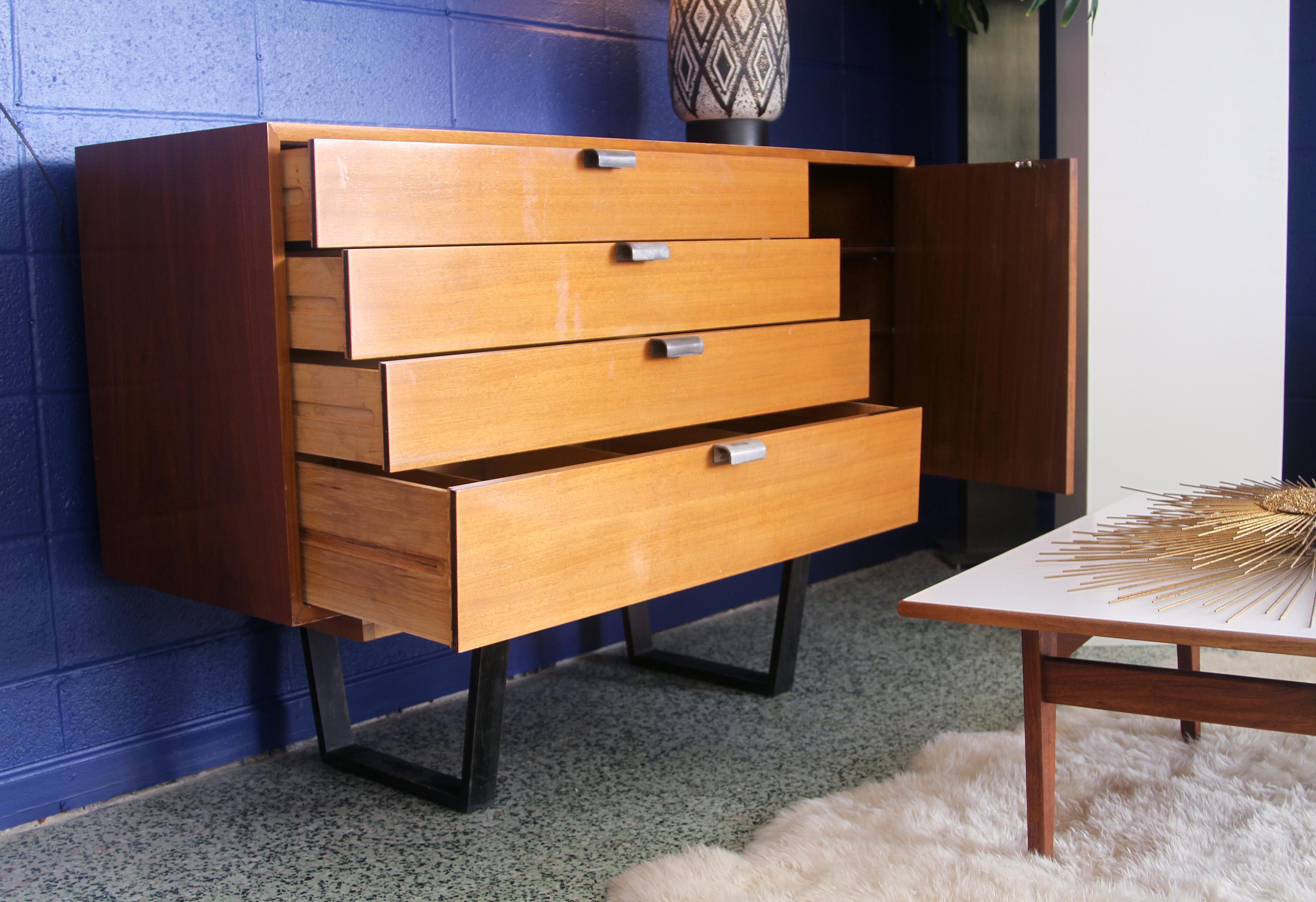 George Nelson for Herman Miller Dresser with Bench In Good Condition For Sale In St. Louis, MO