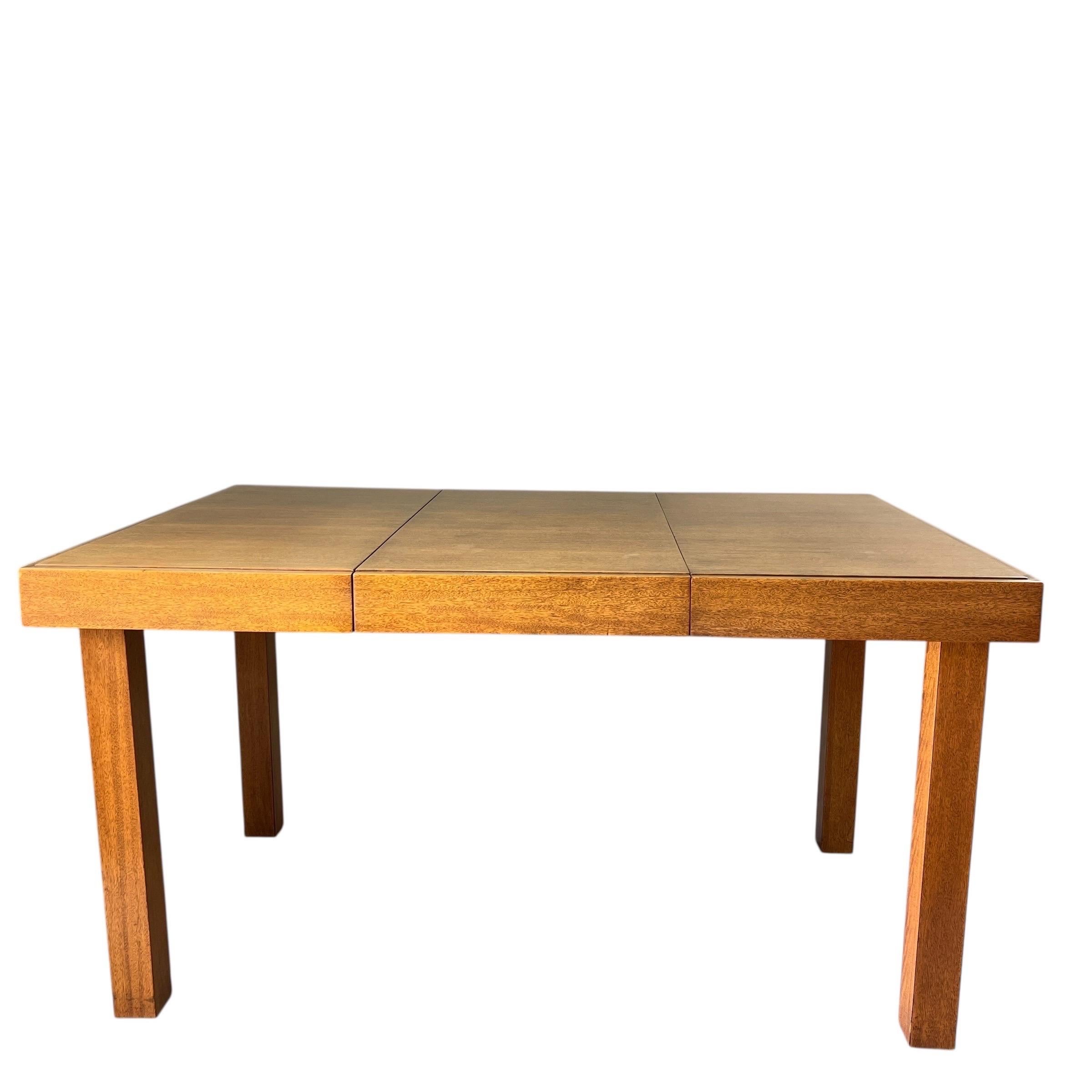 Cette magnifique table originale du milieu du siècle est disponible à l'achat. Elle est dotée de deux feuilles papillon qui permettent de l'allonger facilement. Lorsqu'elle est entièrement déployée, la table mesure 82
