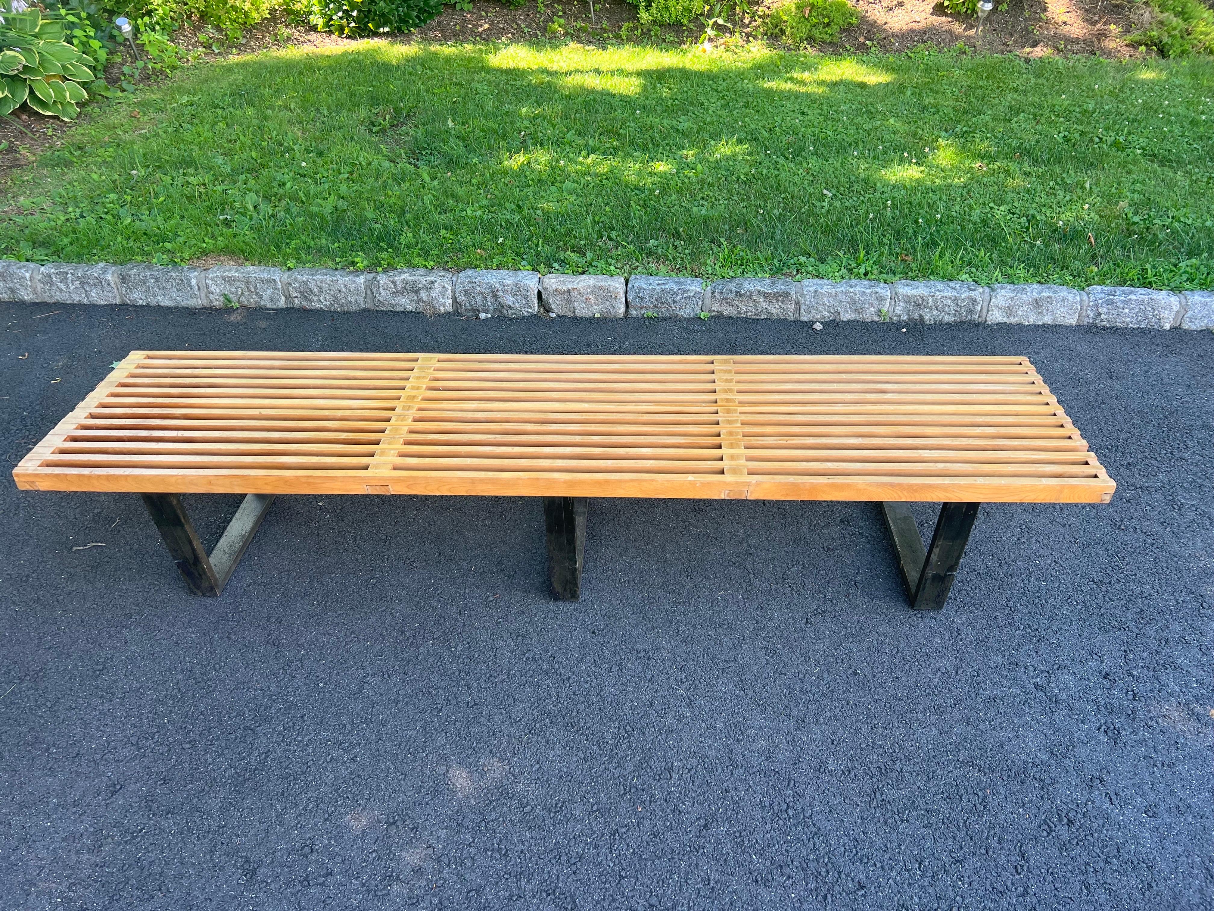 George Nelson for Howard Miller Extra Long Slat Bench . Iconique banc plate-forme à lattes moderne du milieu du siècle dernier.  . Plateau en lattes de bouleau naturel avec piètement en bouleau laqué noir à trois pieds trapézoïdaux.
Modèle no. 4993.