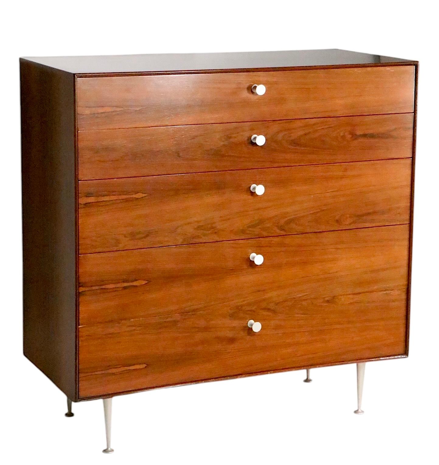 Iconico capolavoro del Mid Century, comò a cinque cassetti con bordo sottile disegnato da George Nelson, maestro riconosciuto di questo genere, per Herman Miller, intorno agli anni '50.  Parte della serie Thin Edge, difficile da trovare e ricercata,