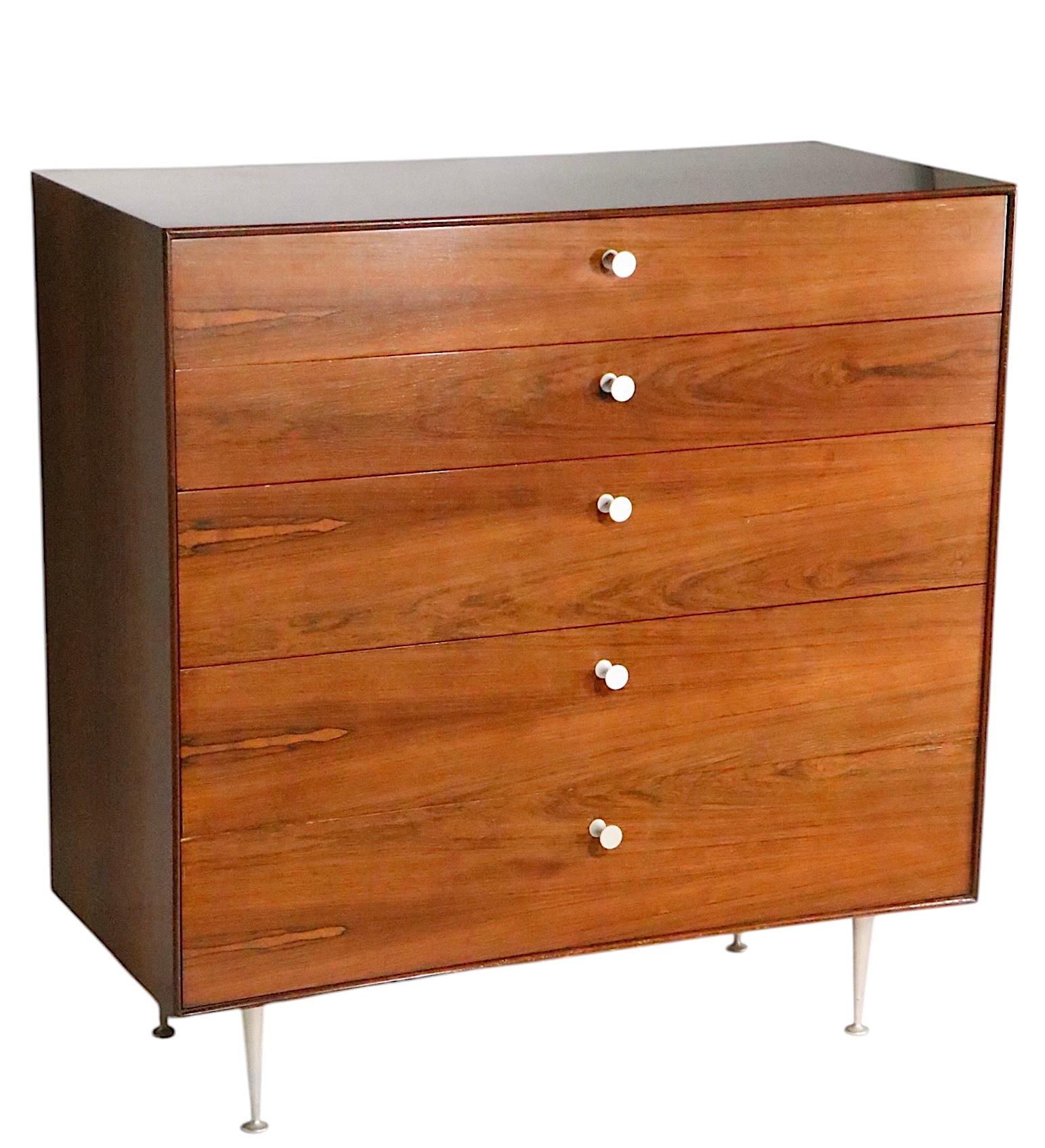 XX secolo George Nelson per Herman Miller Comò a cinque cassetti con bordo sottile in legno di palissandro anni '50 ca. in vendita