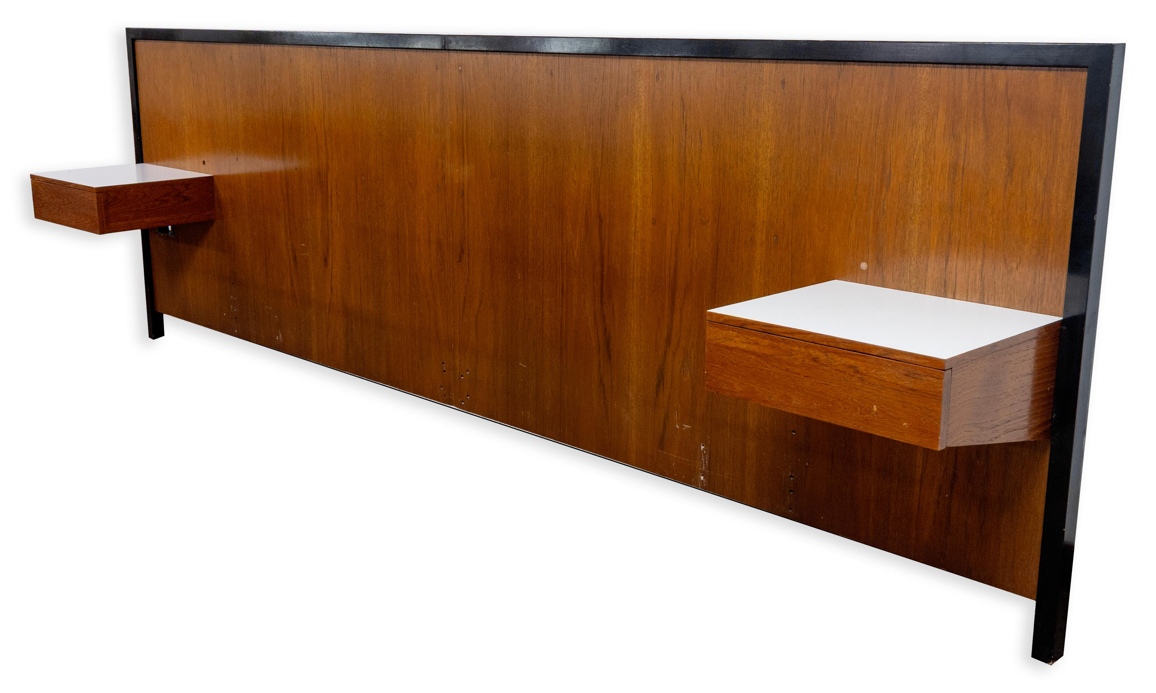 Questa testiera, un sorprendente design del Mid-Century Modern di George Nelson per Herman Miller, è caratterizzata da una calda impiallacciatura in noce incorniciata da eleganti finiture nere. I comodini fluttuanti integrati si estendono da ogni