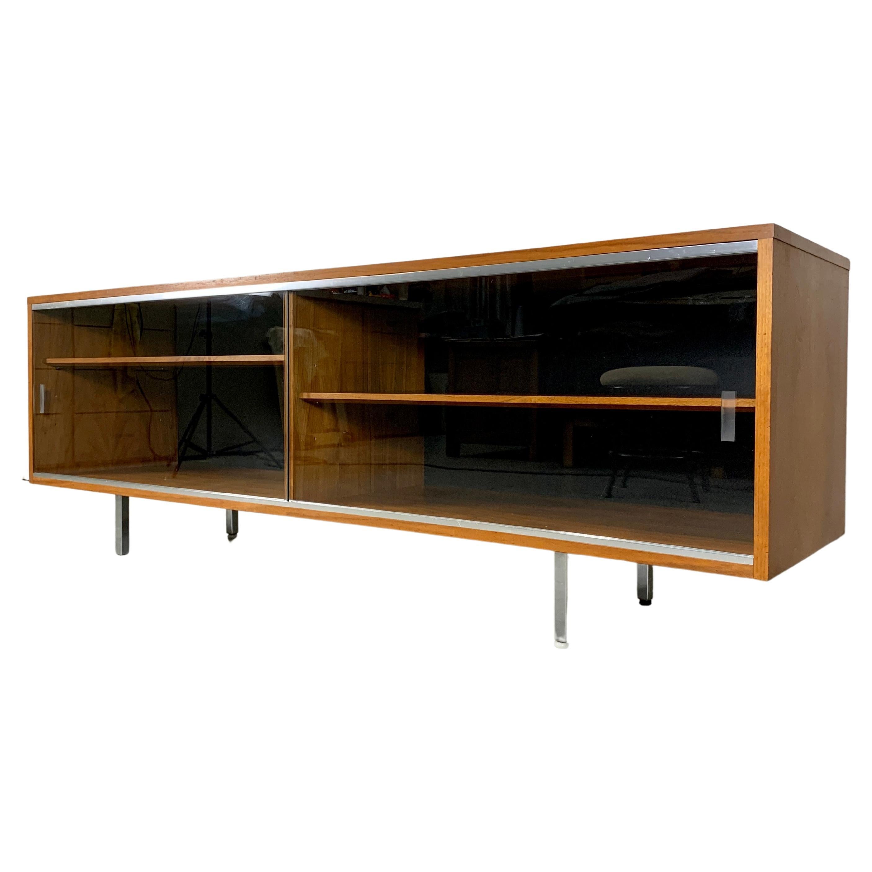 George Nelson für Herman Miller Niedriges Nussbaum-Credenza im Angebot