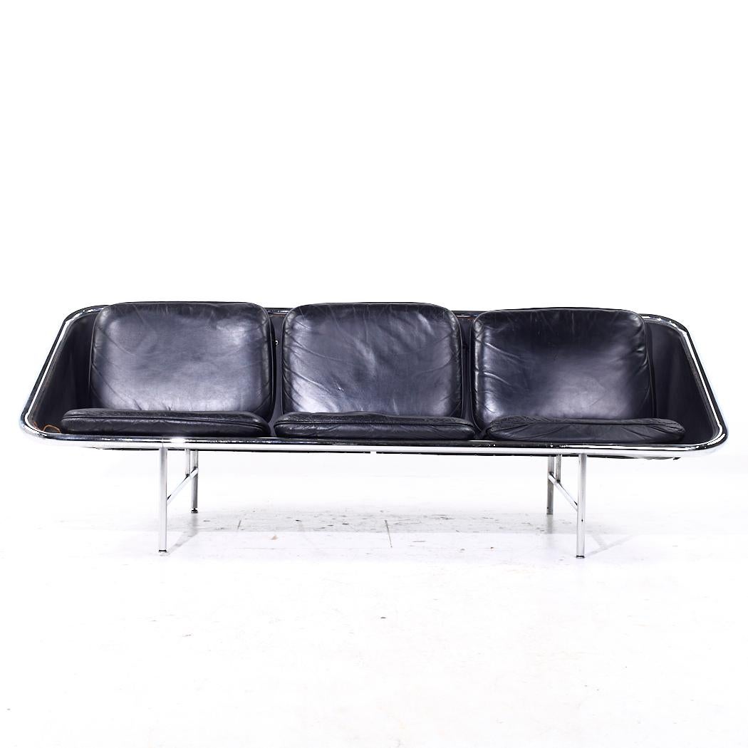 George Nelson per Herman Miller Divano di metà secolo in pelle e con imbracatura cromata

Questo divano misura: 87 pollici di larghezza x 32 di profondità x 29 di altezza, con un'altezza della seduta di 17,5 pollici e un'altezza delle braccia di 23