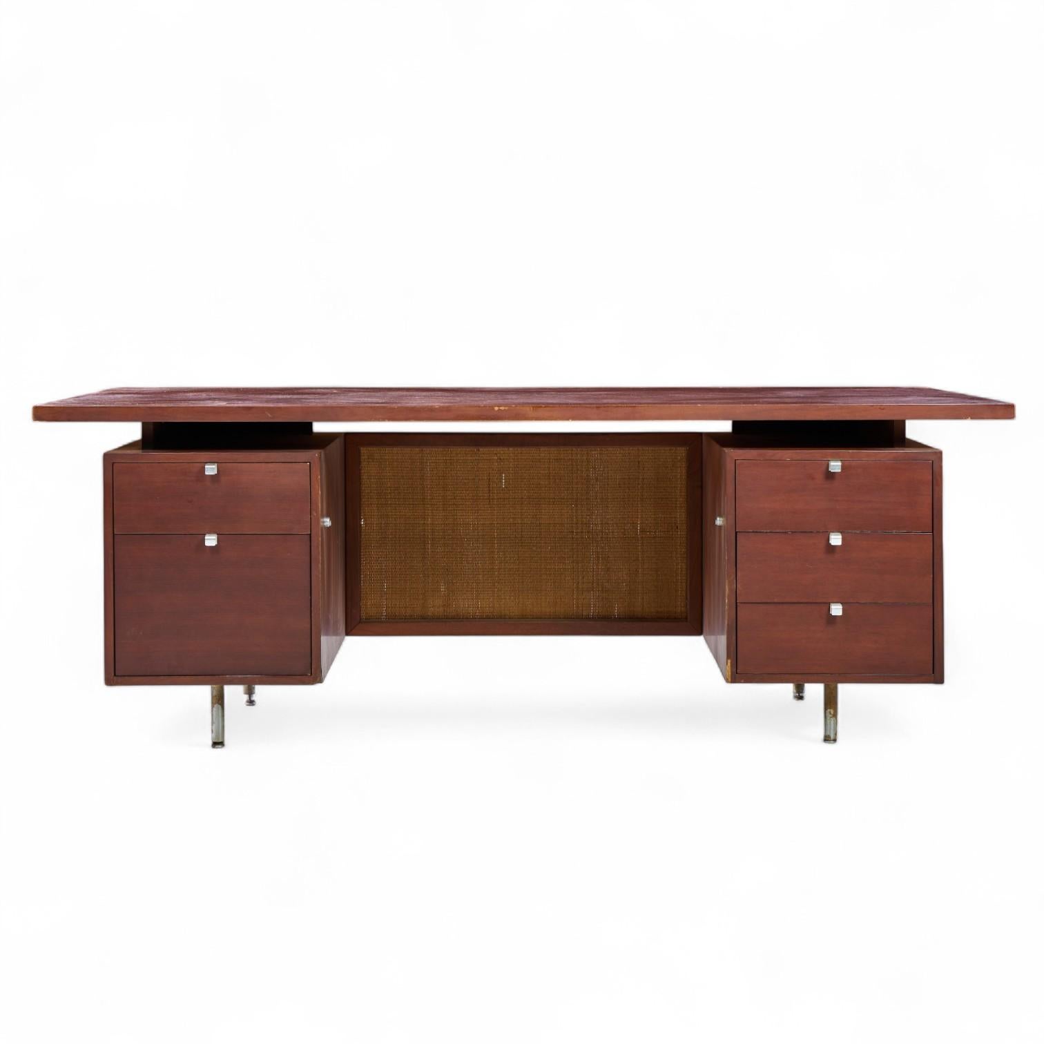 George Nelson per Herman Miller Scrivania direzionale in legno di noce e canna di metà secolo

Questa scrivania misura: 83,75 larghezza x 35,75 profondità x 29,75 altezza, con uno spazio per la sedia di 28,5 pollici.

Condizioni vintage discrete -