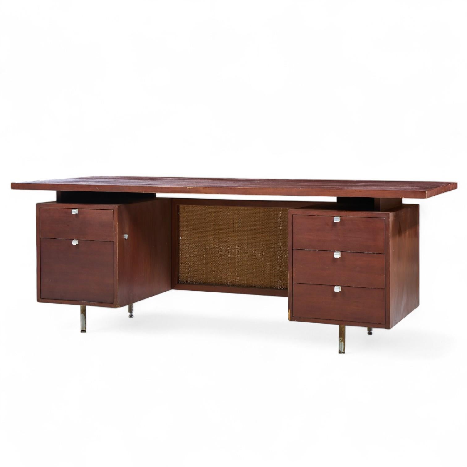 Mid-Century moderno George Nelson per Herman Miller Scrivania direzionale in legno di noce e canna di metà secolo in vendita