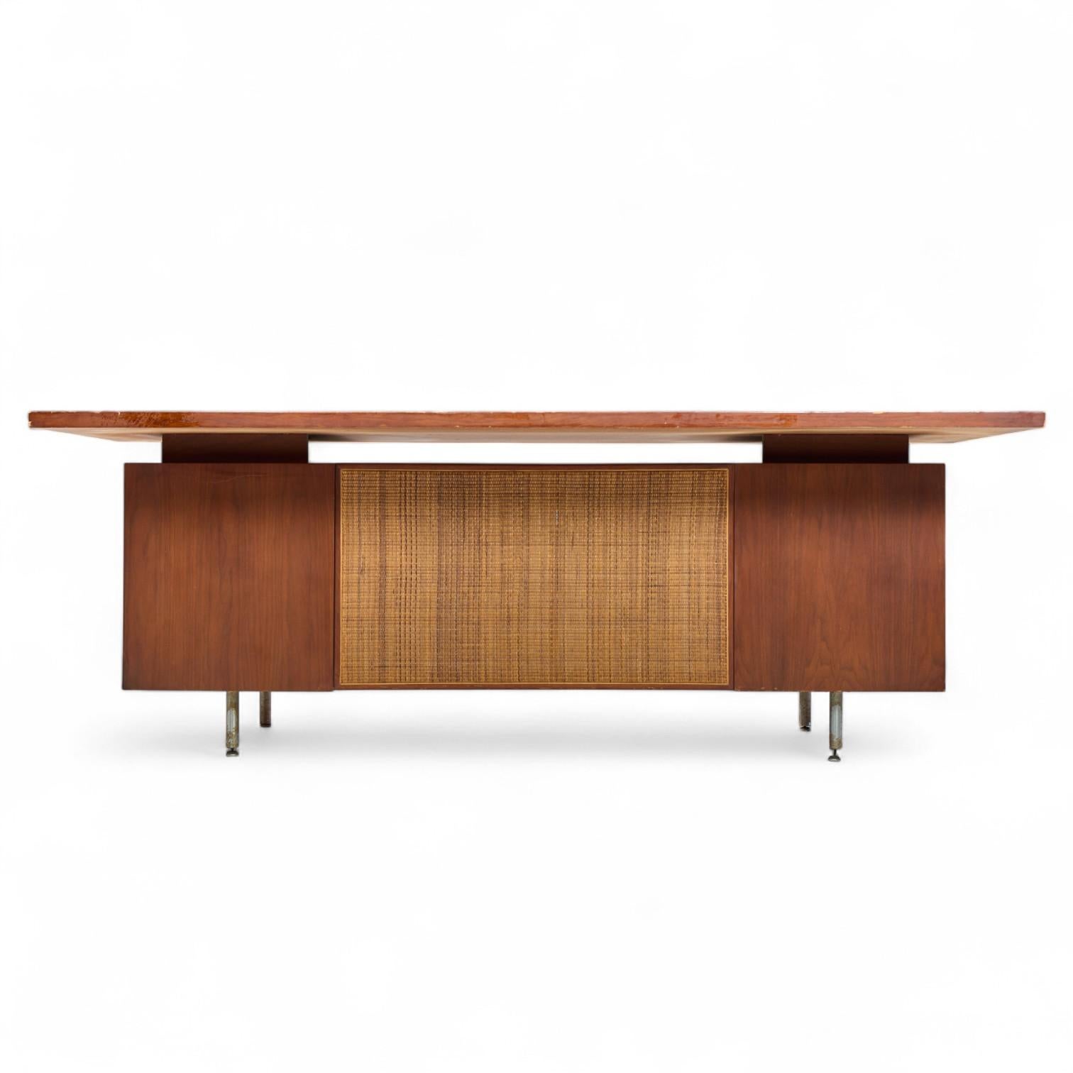 XX secolo George Nelson per Herman Miller Scrivania direzionale in legno di noce e canna di metà secolo in vendita