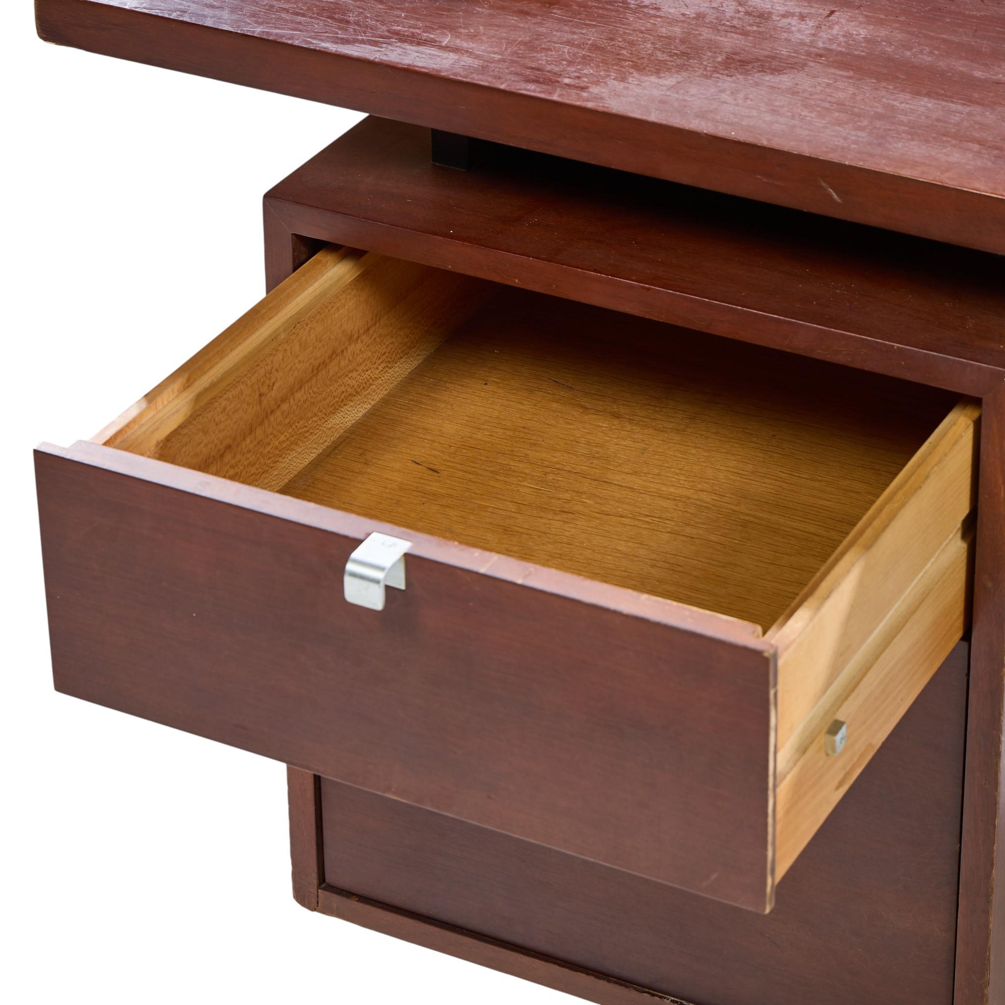 Canna George Nelson per Herman Miller Scrivania direzionale in legno di noce e canna di metà secolo in vendita