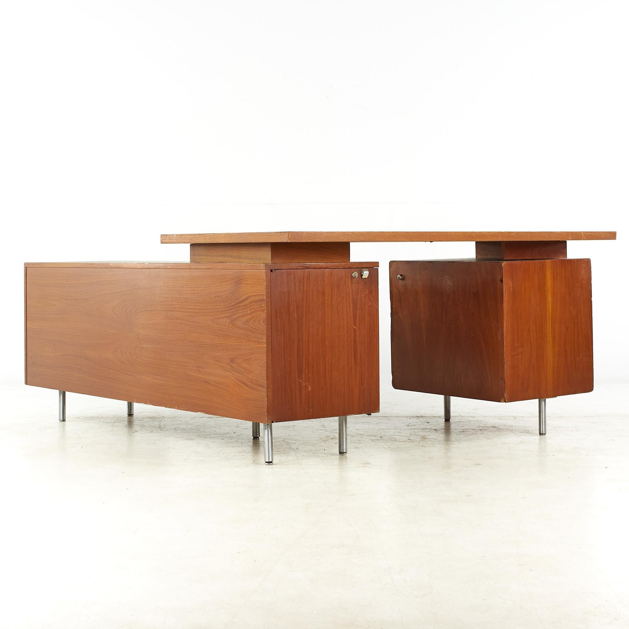 Mid-Century Modern George Nelson for Herman Miller Mid Century Walnut Corner Executive Desk For Sale