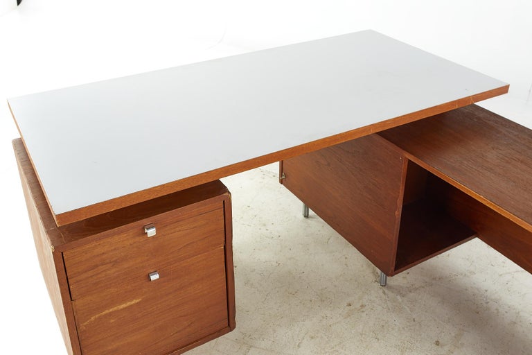 George Nelson for Herman Miller Mid Century Walnut Corner Executive Desk In Good Condition For Sale In Countryside, IL