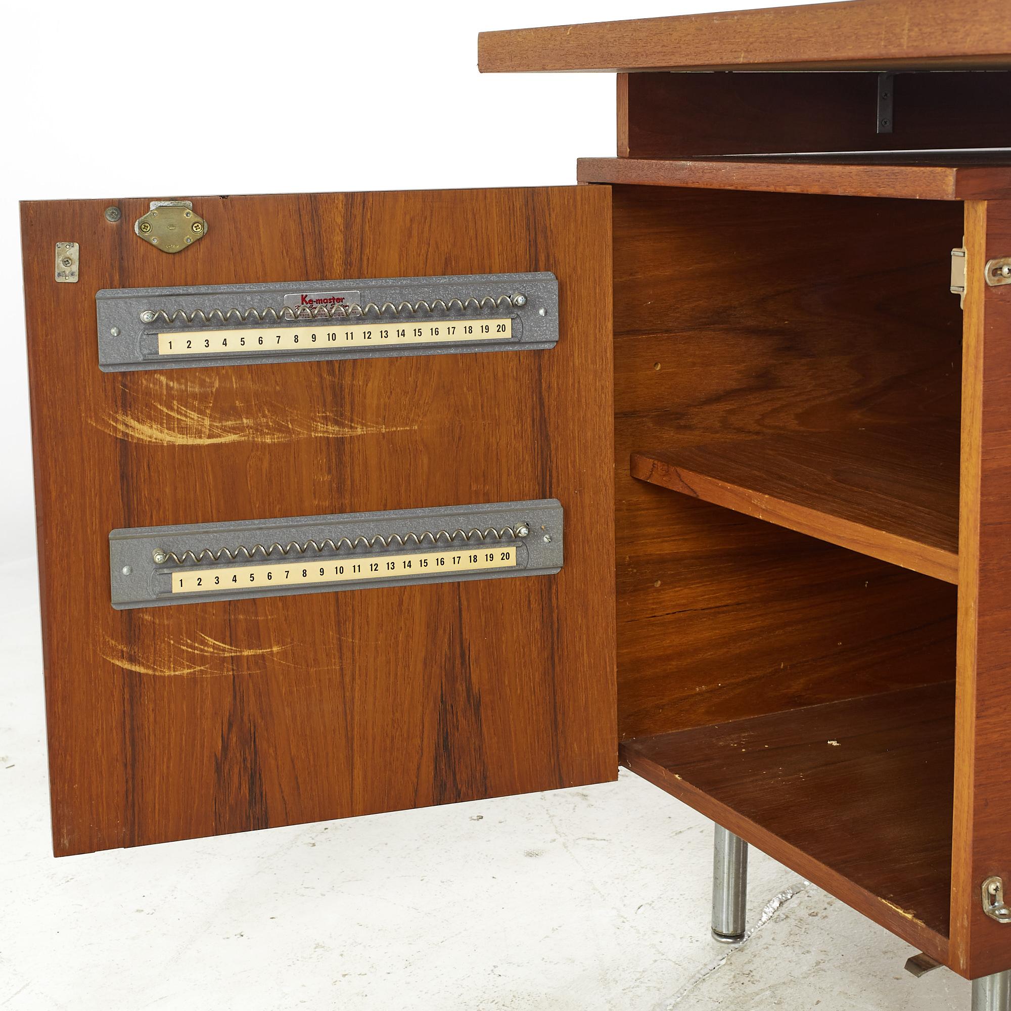 Late 20th Century George Nelson for Herman Miller Mid Century Walnut Corner Executive Desk For Sale