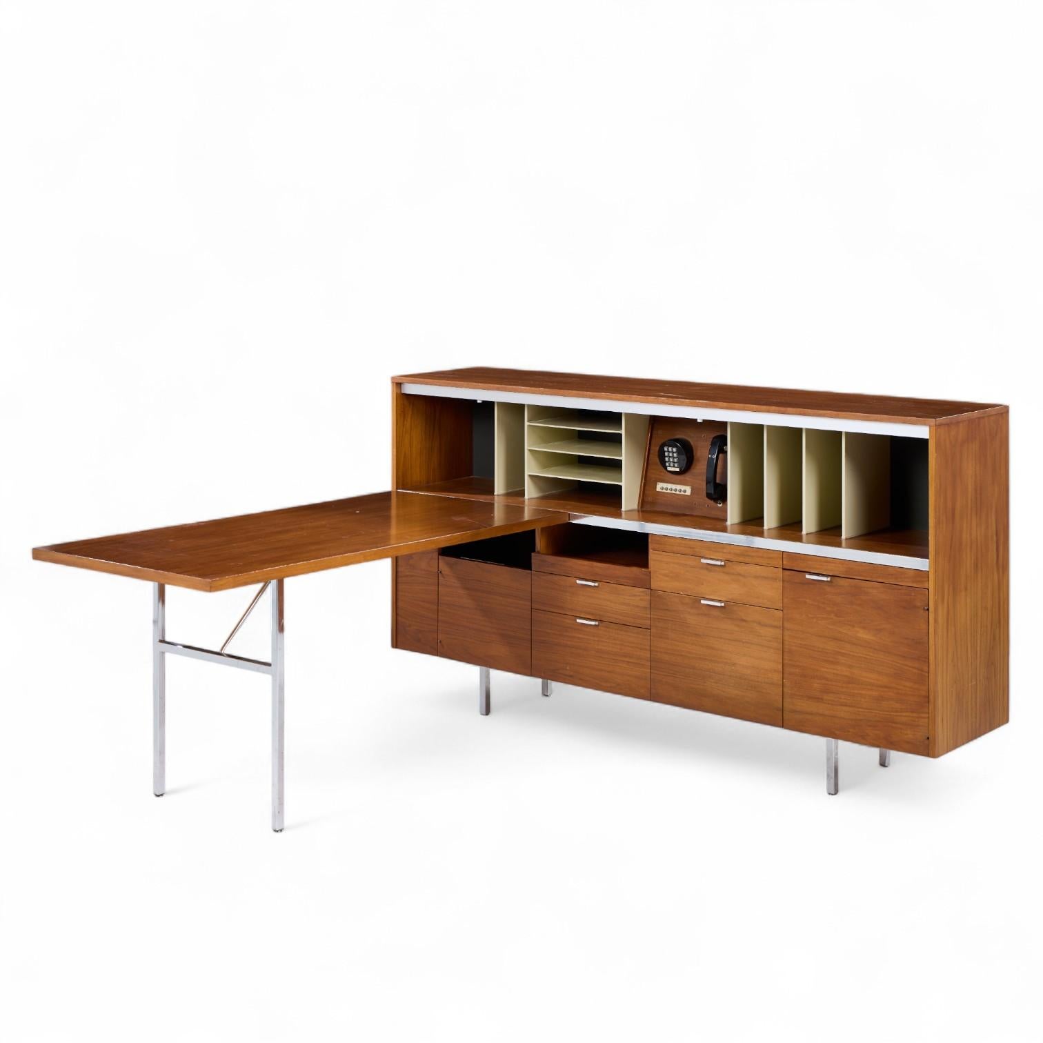 George Nelson per Herman Miller Scrivania in legno di noce di metà secolo con ritorno in vendita 4