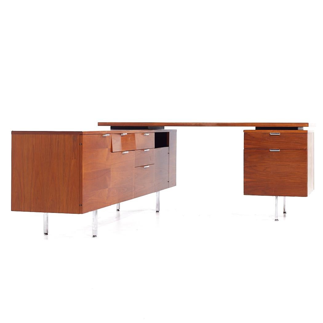 George Nelson for Herman Miller Mid Century Walnut Desk with Return (Bureau en noyer du milieu du siècle dernier avec retour)

Ce bureau mesure : 65 de large x 84,5 de profond x 29 de haut, avec un dégagement pour la chaise de 27,75 pouces.

Tous