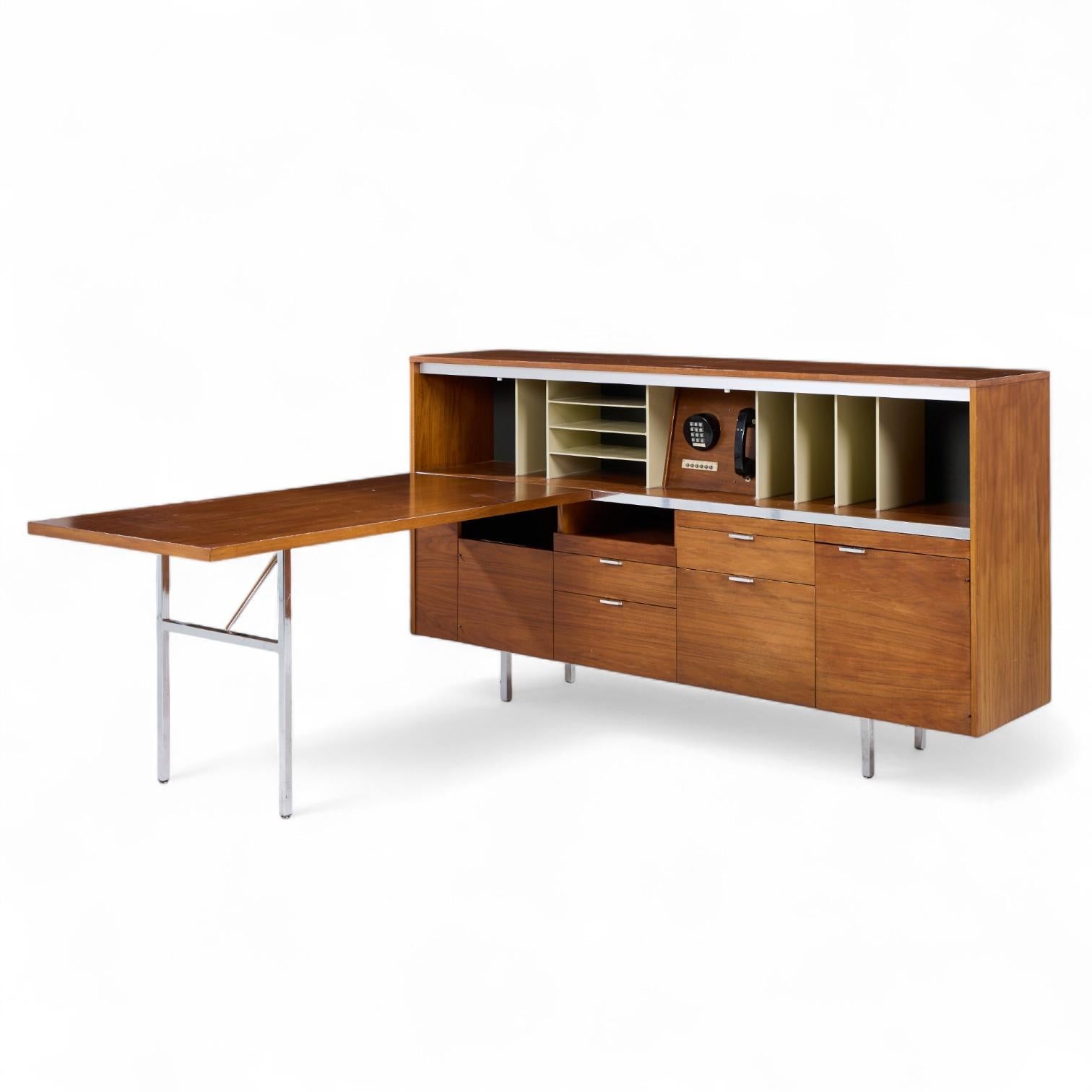 George Nelson per Herman Miller Scrivania in legno di noce di metà secolo con ritorno

Questa scrivania misura: 80,75 larghezza x 18,5 profondità x 44,25 altezza
Il tavolo da pranzo misura: 59 di larghezza x 29,5 di profondità x 29 di altezza, con