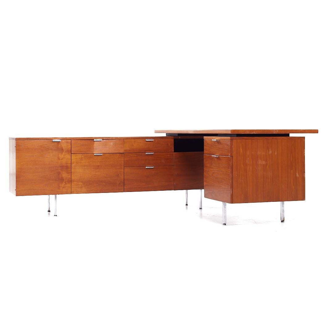 Mid-Century Modern George Nelson for Herman Miller Mid Century Walnut Desk with Return For Sale