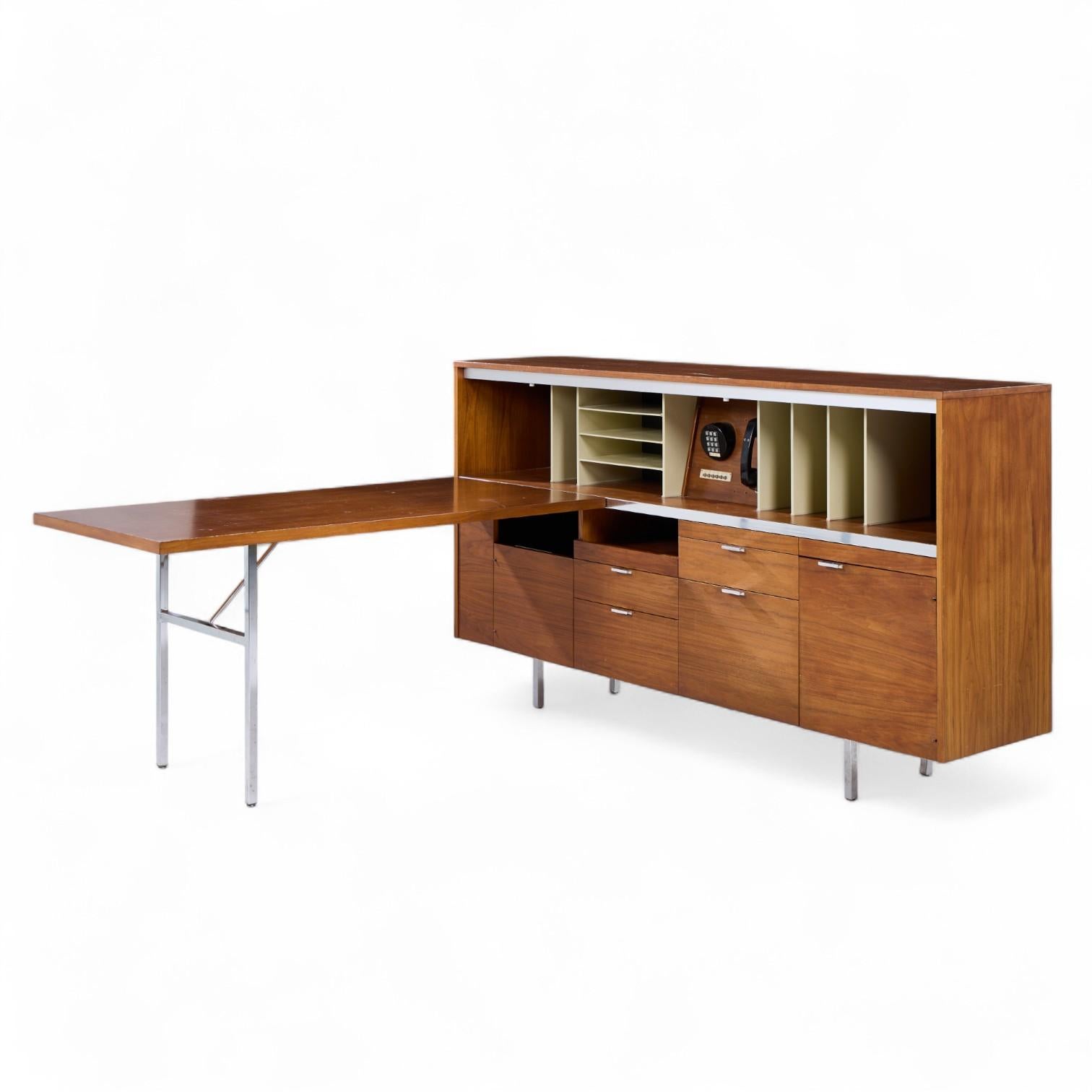 Mid-Century moderno George Nelson per Herman Miller Scrivania in legno di noce di metà secolo con ritorno in vendita