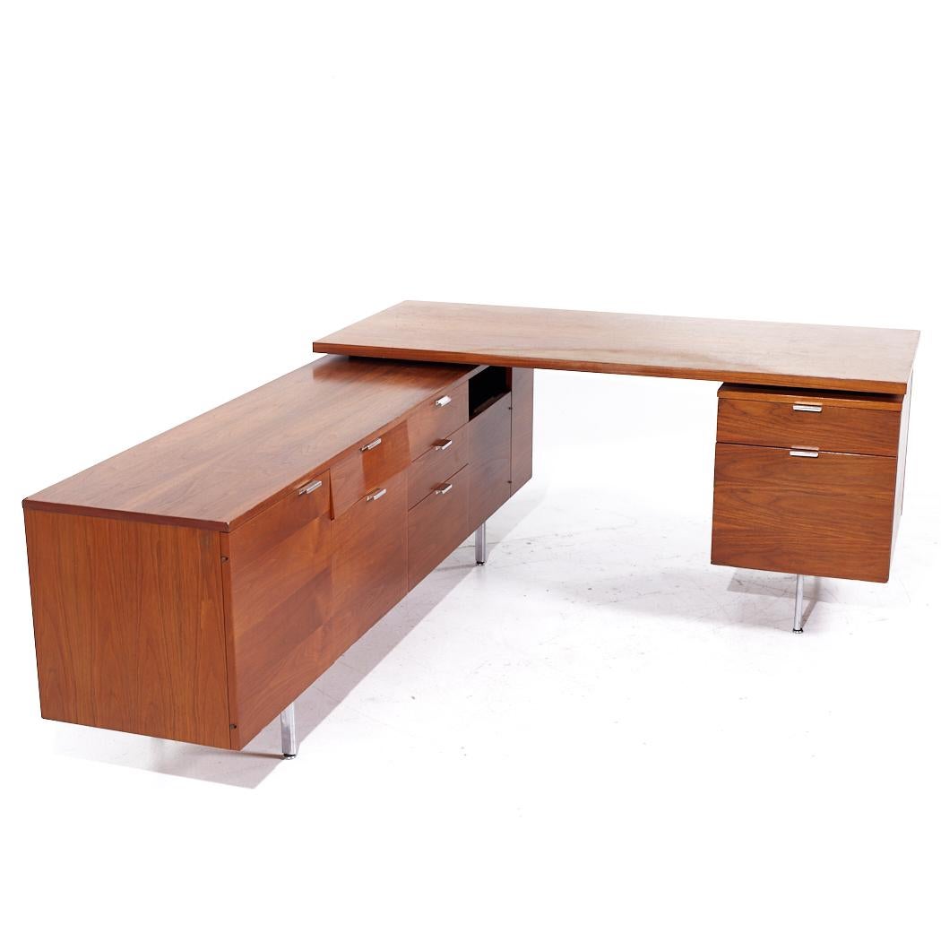 George Nelson for Herman Miller Mid Century Walnut Desk with Return In Good Condition For Sale In Countryside, IL
