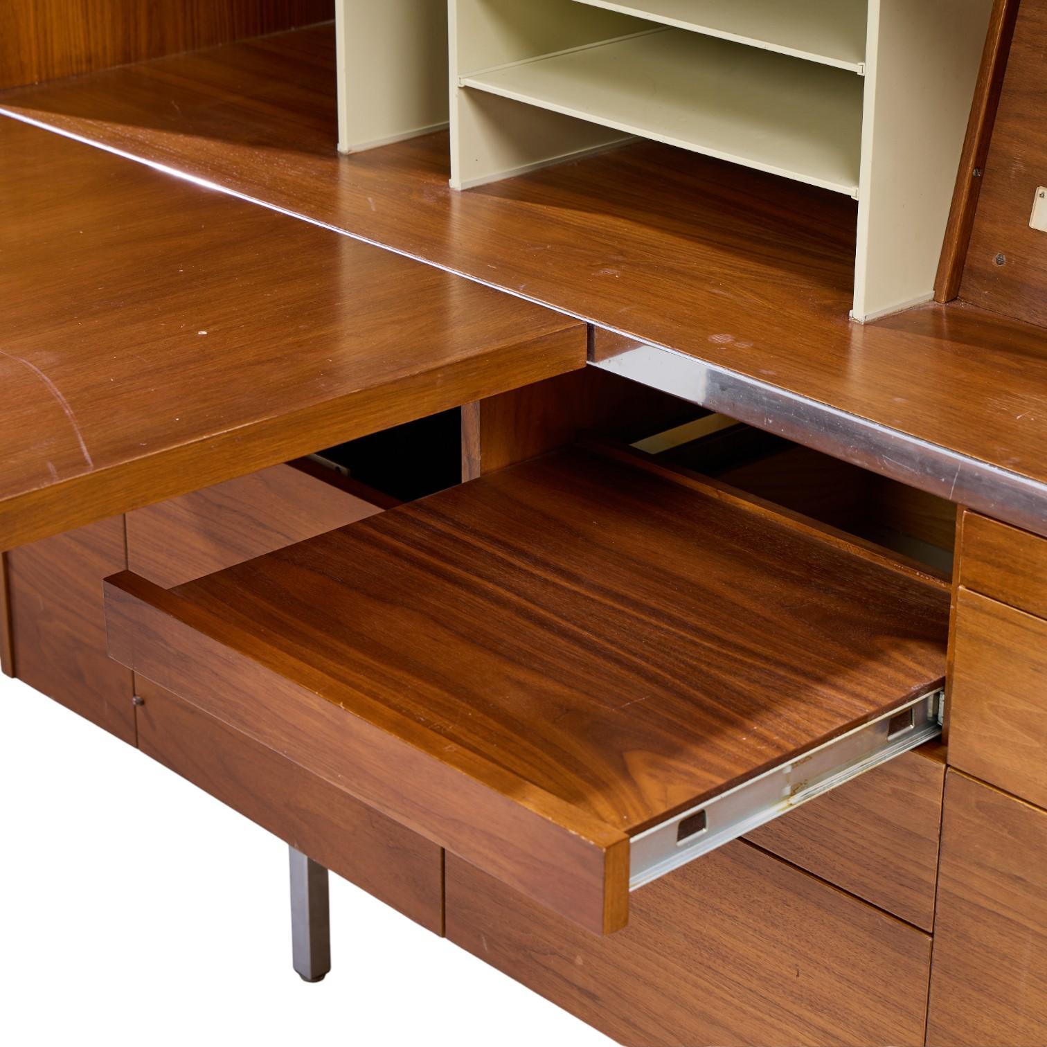 George Nelson per Herman Miller Scrivania in legno di noce di metà secolo con ritorno In condizioni buone in vendita a Franklin Park, IL