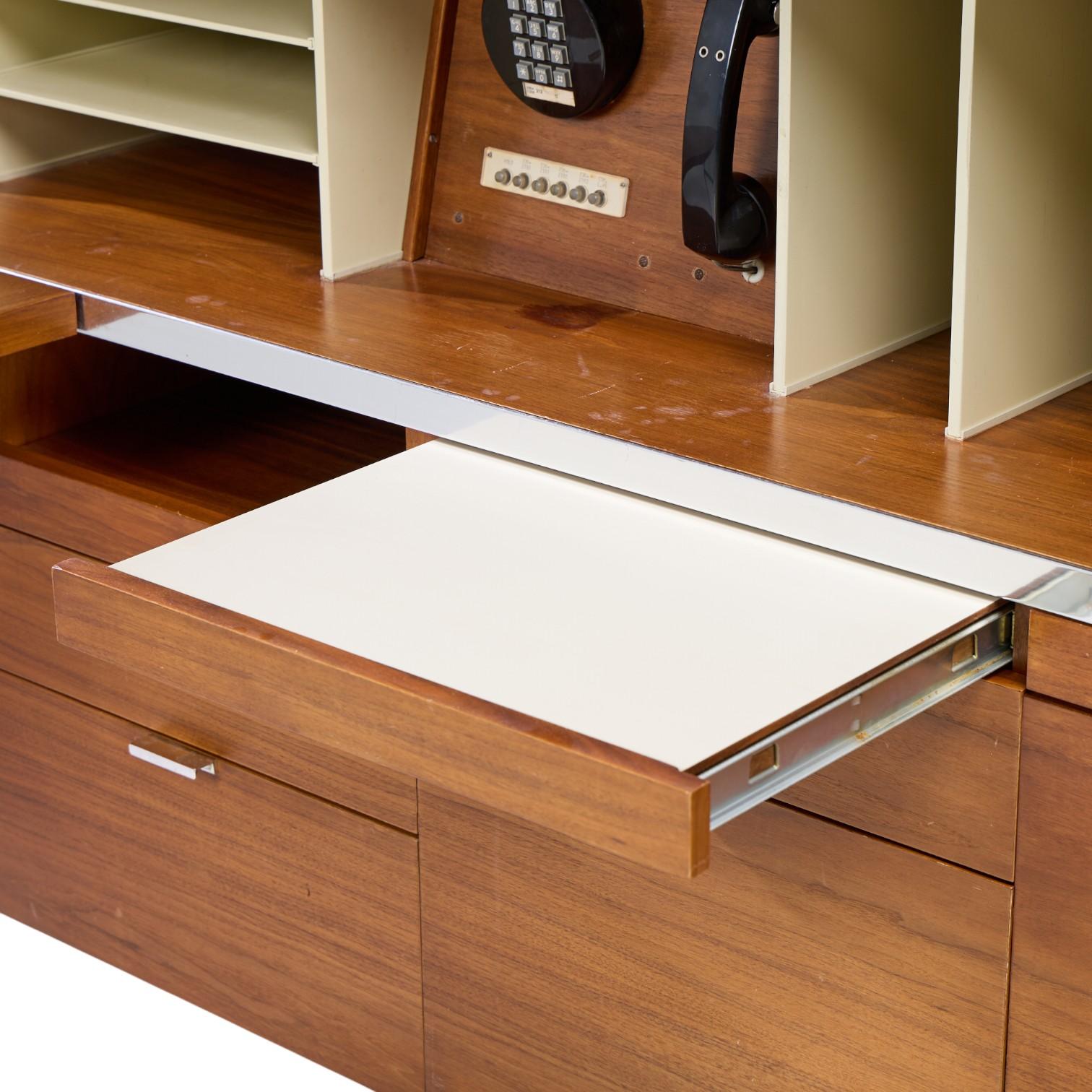 XX secolo George Nelson per Herman Miller Scrivania in legno di noce di metà secolo con ritorno in vendita