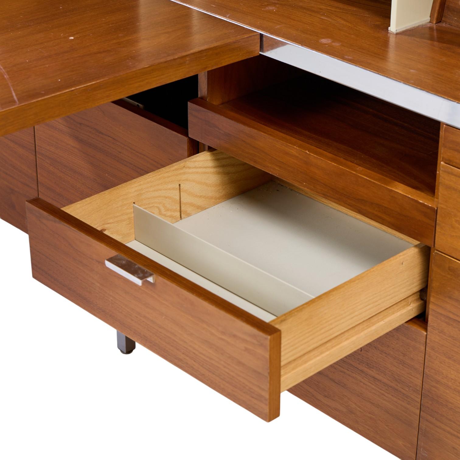 Cromo George Nelson per Herman Miller Scrivania in legno di noce di metà secolo con ritorno in vendita