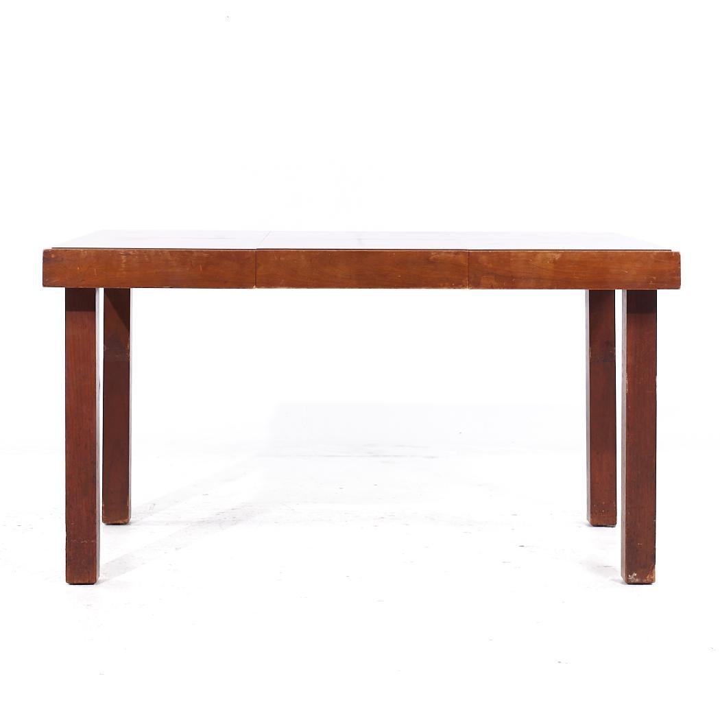 George Nelson for Herman Miller Mid Century Walnut Hidden Leaf Dining Table (table de salle à manger en noyer à feuilles cachées)

Cette table mesure : 54 large x 36 profond x 29 haut, avec un dégagement de chaise de 25 pouces, chaque feuille cachée