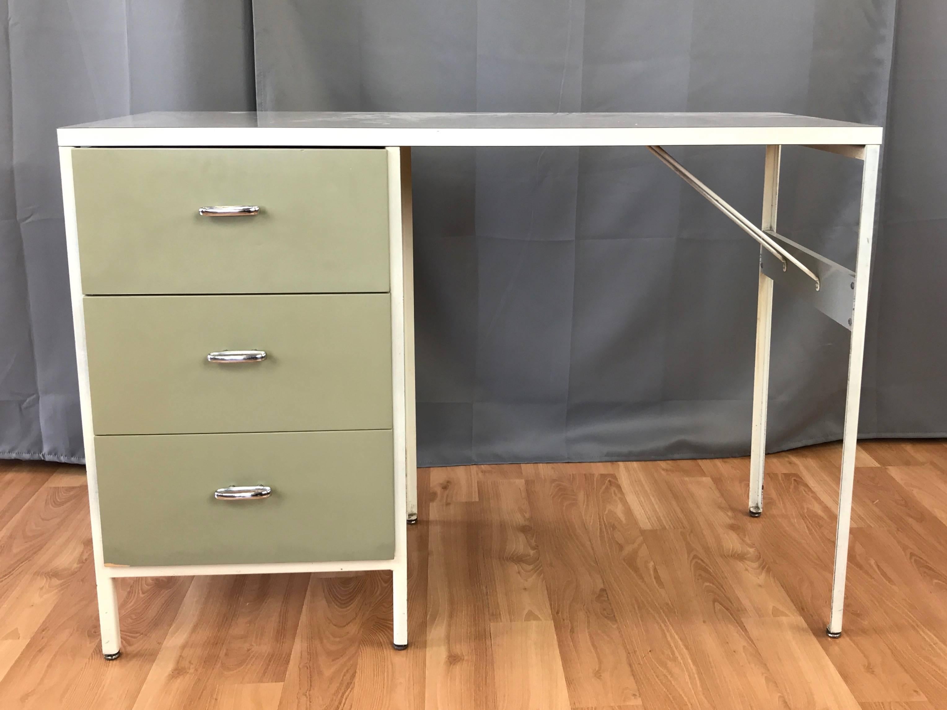 Una scrivania vintage modello 4111 della serie di mobili Steelframe di George Nelson & Associates per Herman Miller.

L'iconica serie Steelframe, con le sue linee pulite e geometriche e la sua costruzione minimalista, è stata un'aggiunta influente