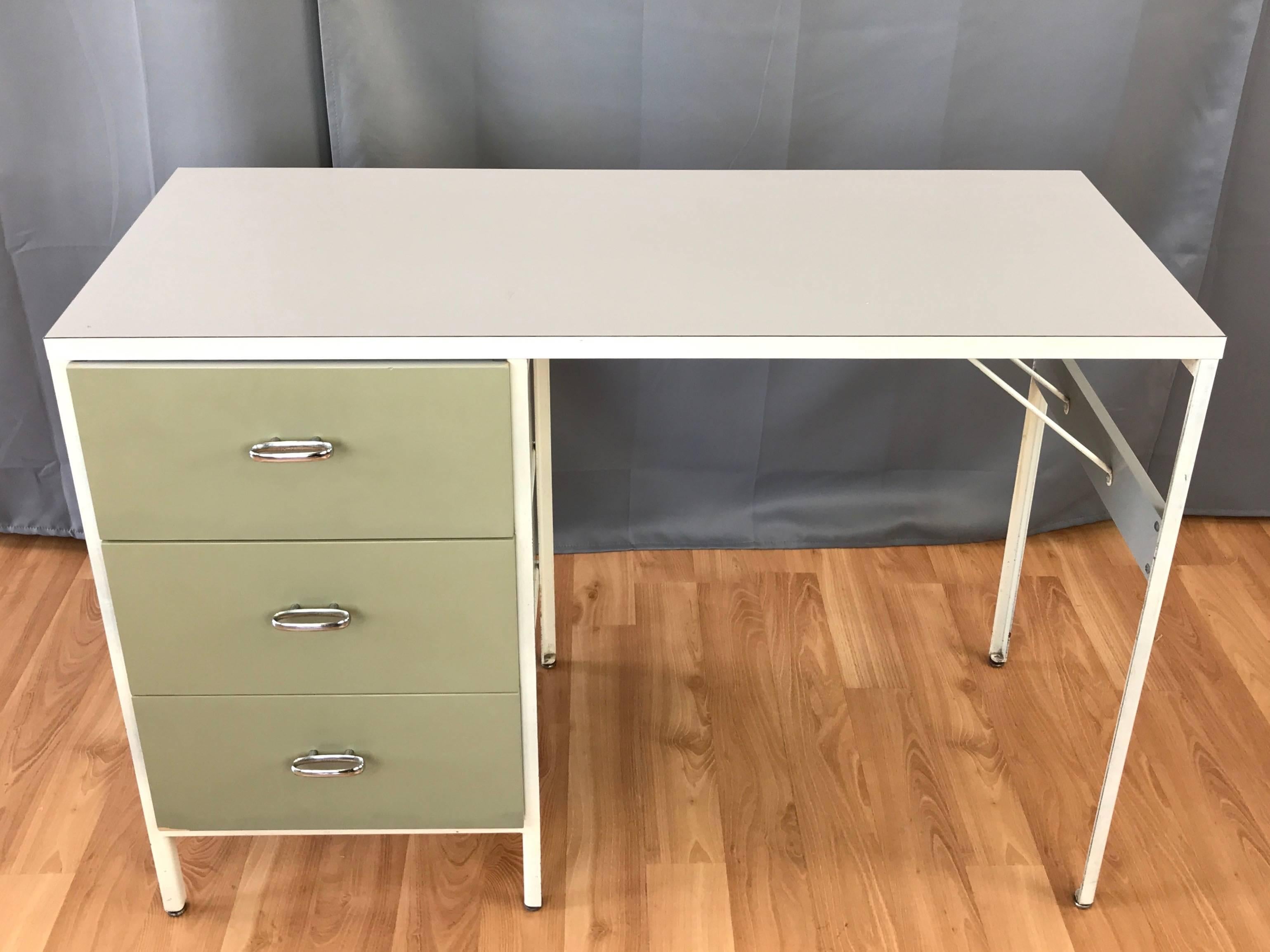 Mid-Century moderno George Nelson per Herman Miller Modello 4111 Scrivania con struttura in acciaio
