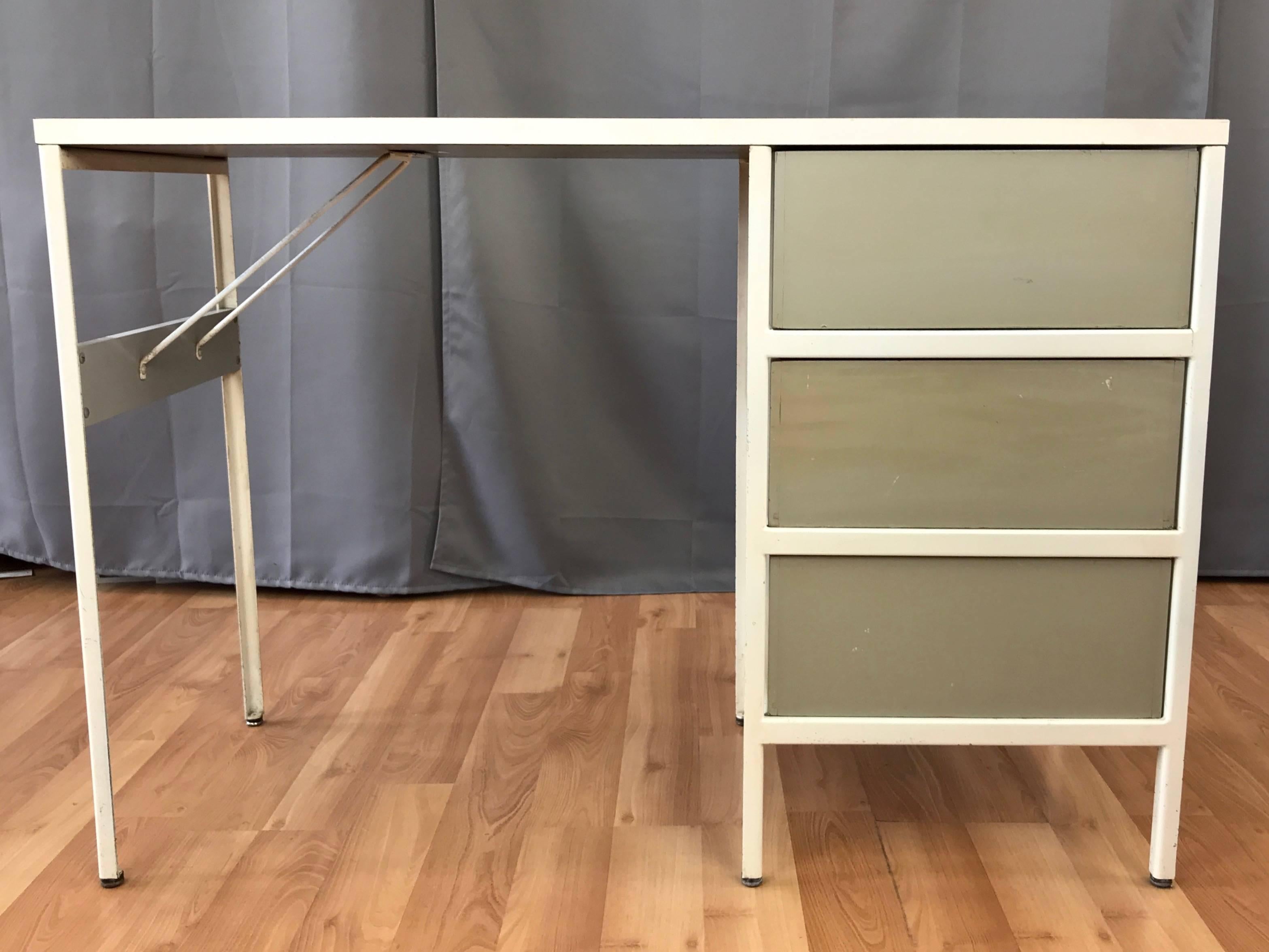 Metà XX secolo George Nelson per Herman Miller Modello 4111 Scrivania con struttura in acciaio
