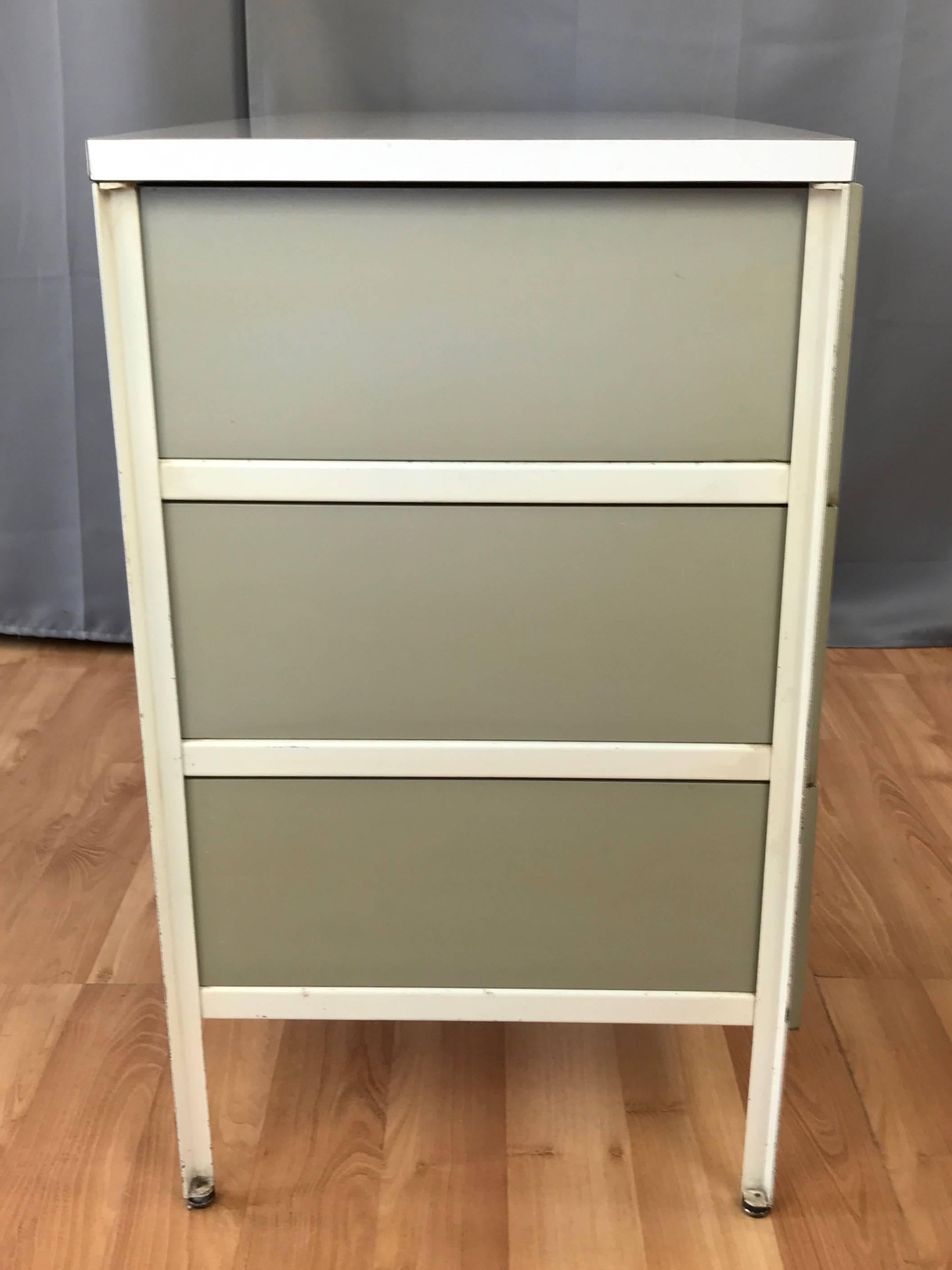 George Nelson per Herman Miller Modello 4111 Scrivania con struttura in acciaio 1