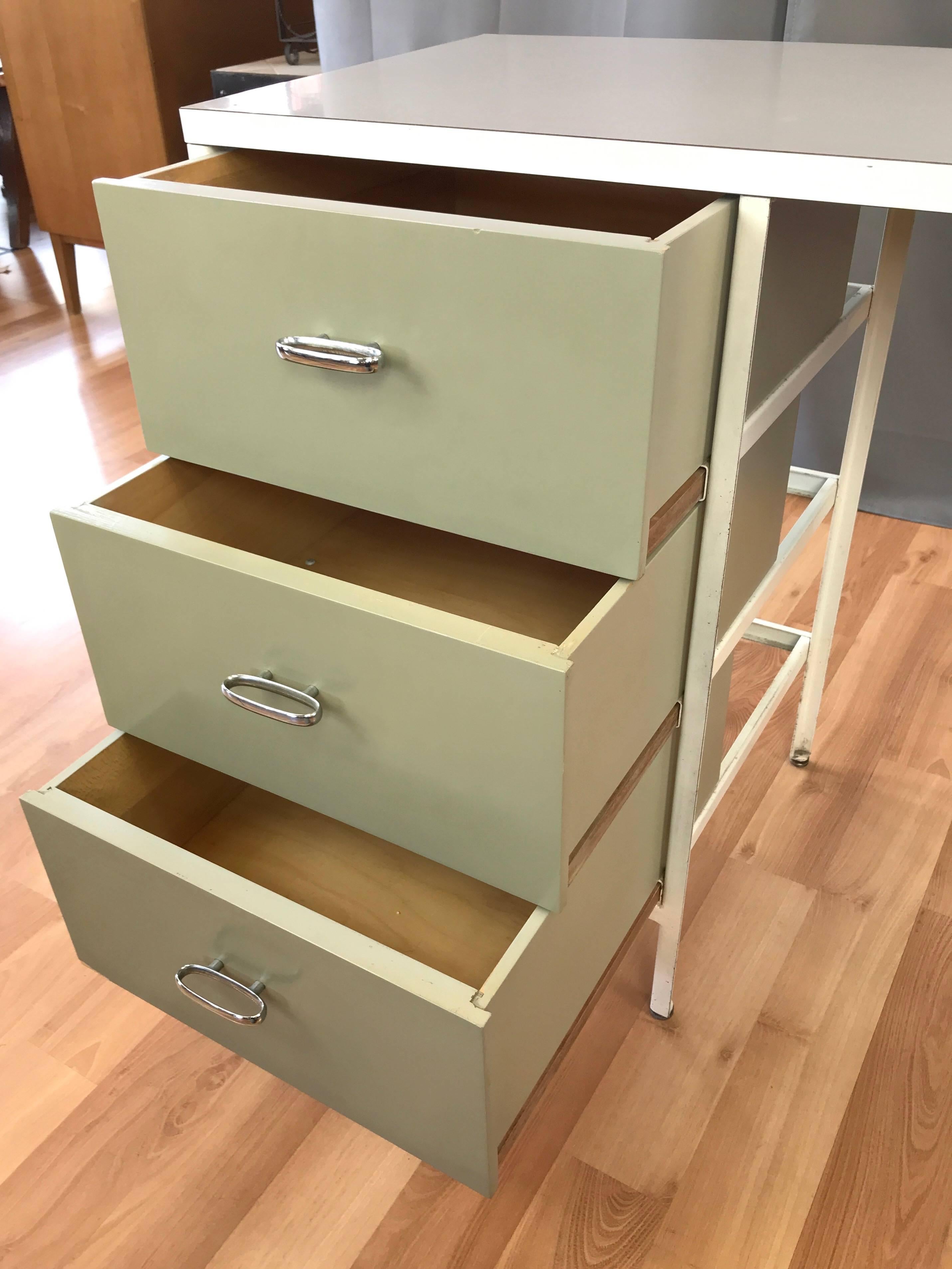 George Nelson per Herman Miller Modello 4111 Scrivania con struttura in acciaio 2