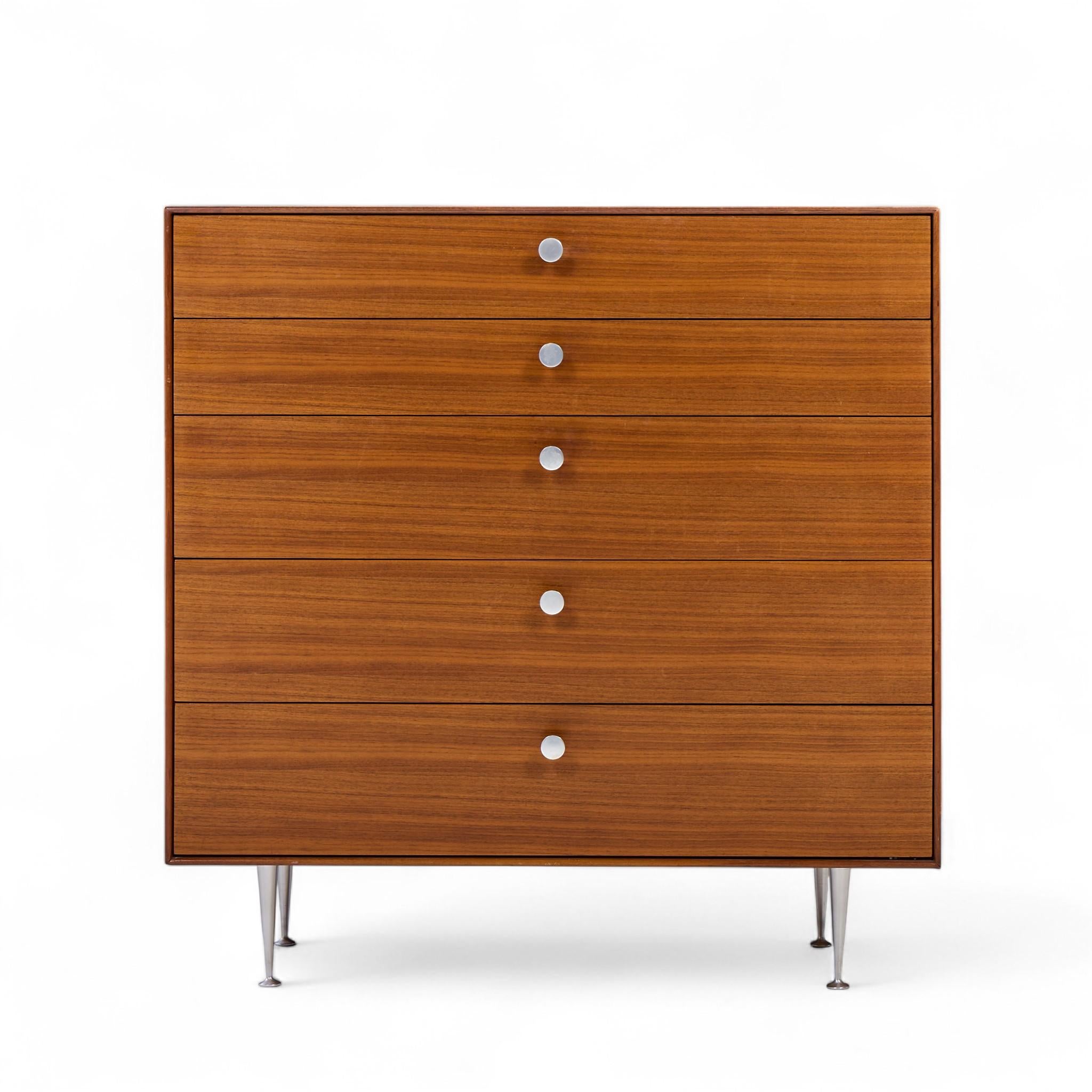 George Nelson per Herman Miller Modello 5240 Comò Highboy in legno di noce con bordi sottili di metà secolo

Questo highboy misura: 40 di larghezza x 18,5 di profondità x 41 di altezza

Ottime condizioni d'epoca - Delicata usura della finitura sulla