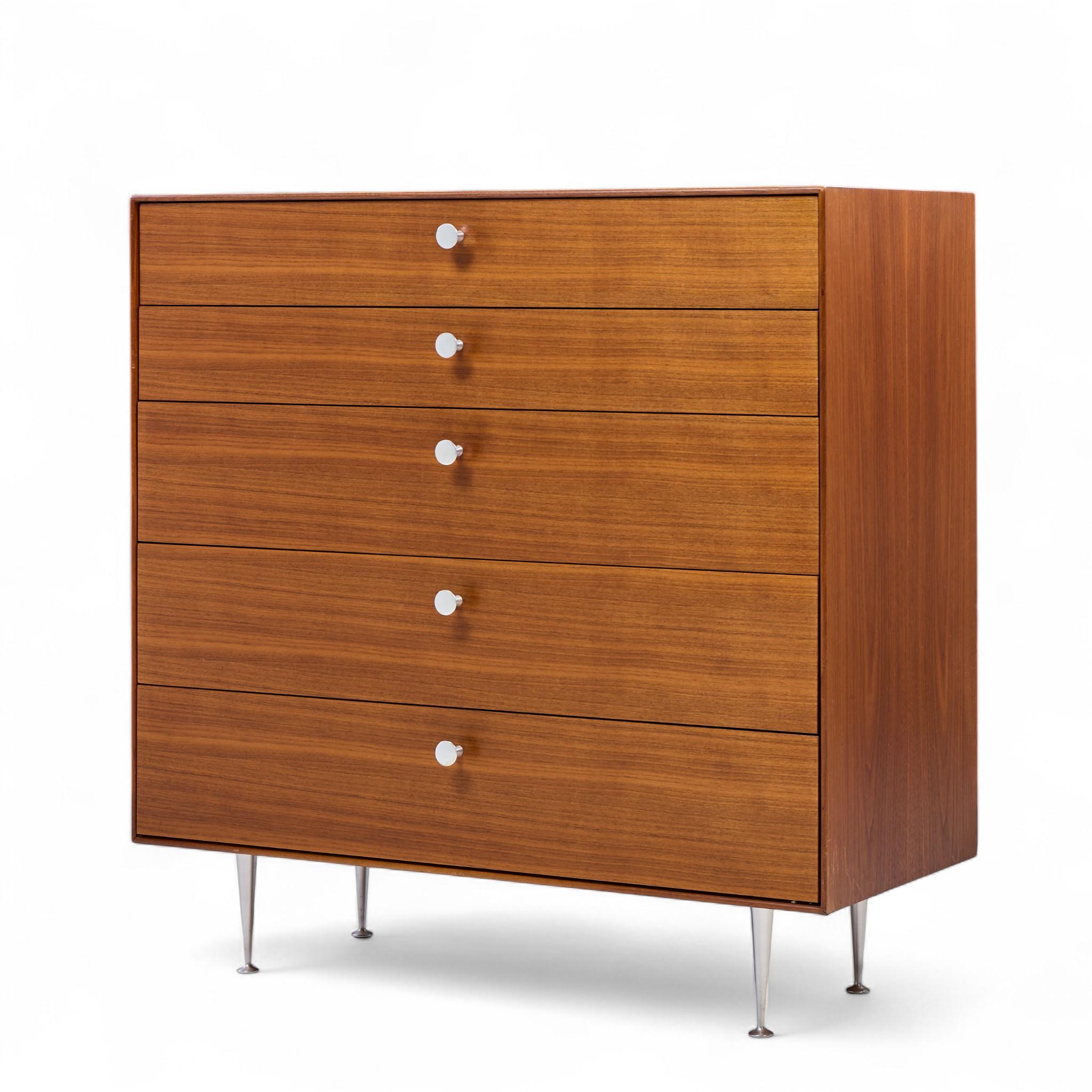 Mid-Century moderno George Nelson per Herman Miller Modello 5240 Comò Highboy in noce a bordi sottili in vendita