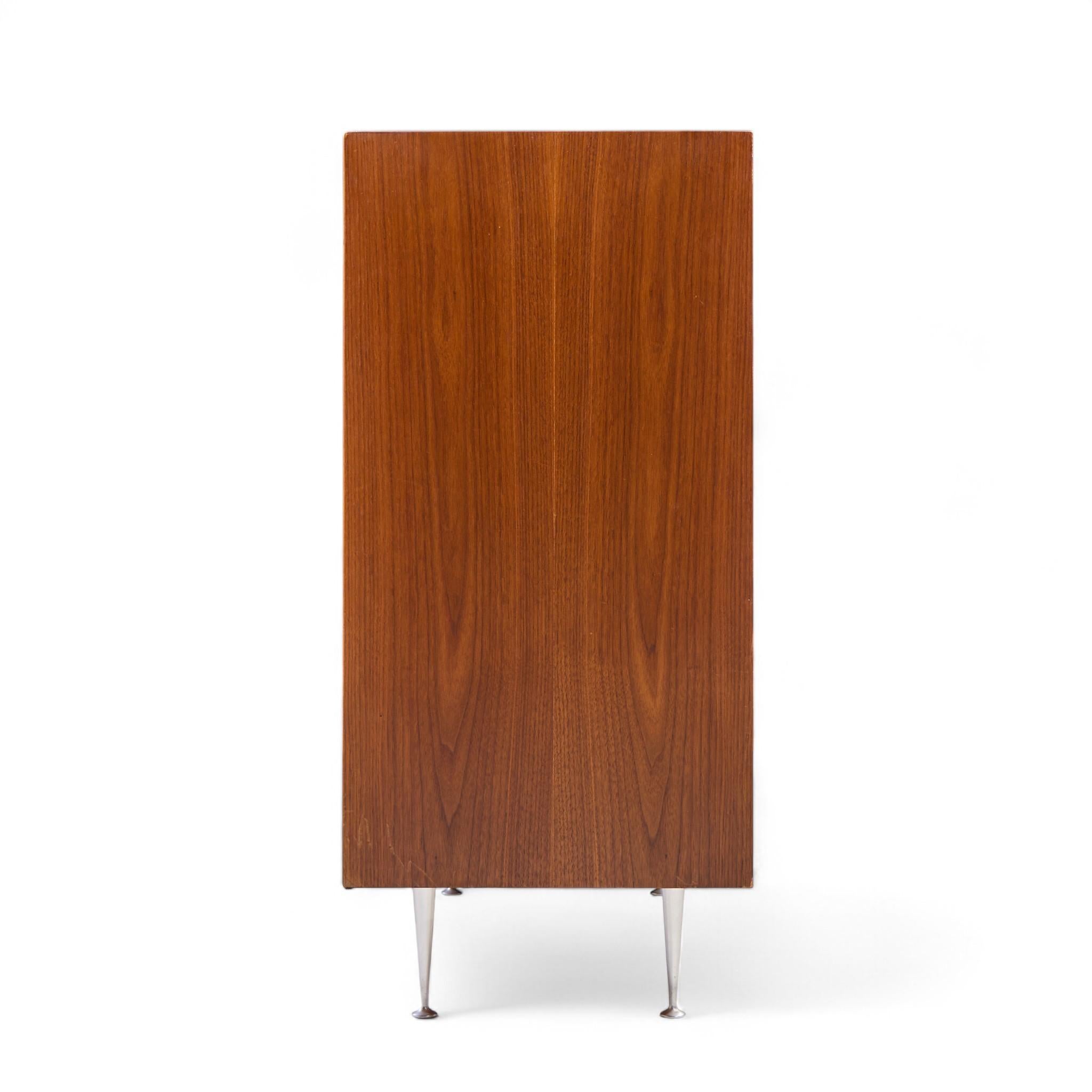 Americano George Nelson per Herman Miller Modello 5240 Comò Highboy in noce a bordi sottili in vendita