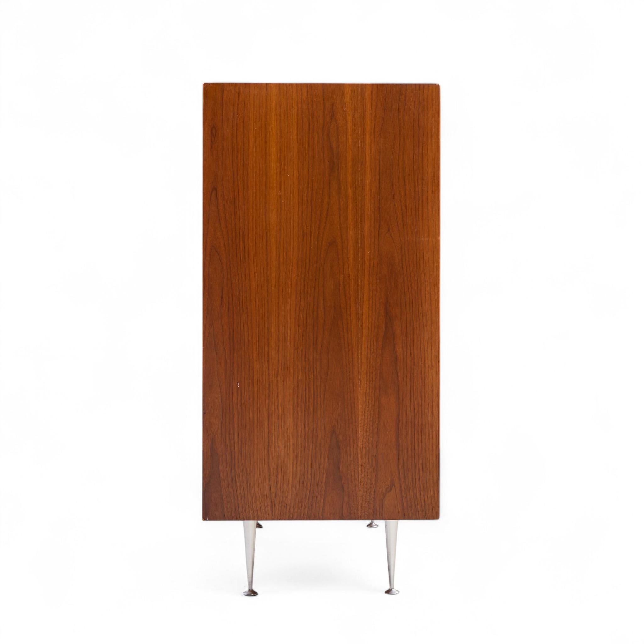 George Nelson per Herman Miller Modello 5240 Comò Highboy in noce a bordi sottili In condizioni buone in vendita a Franklin Park, IL