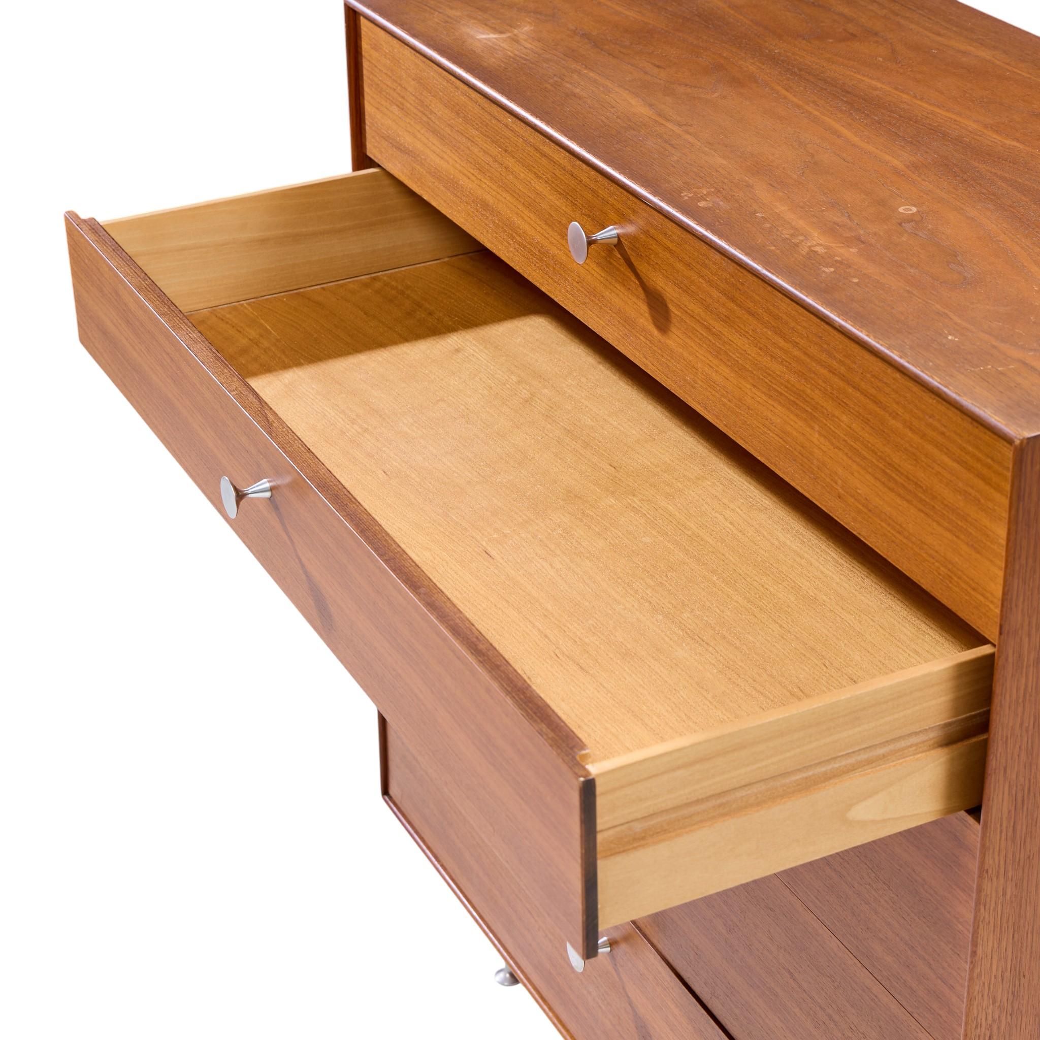 XX secolo George Nelson per Herman Miller Modello 5240 Comò Highboy in noce a bordi sottili in vendita