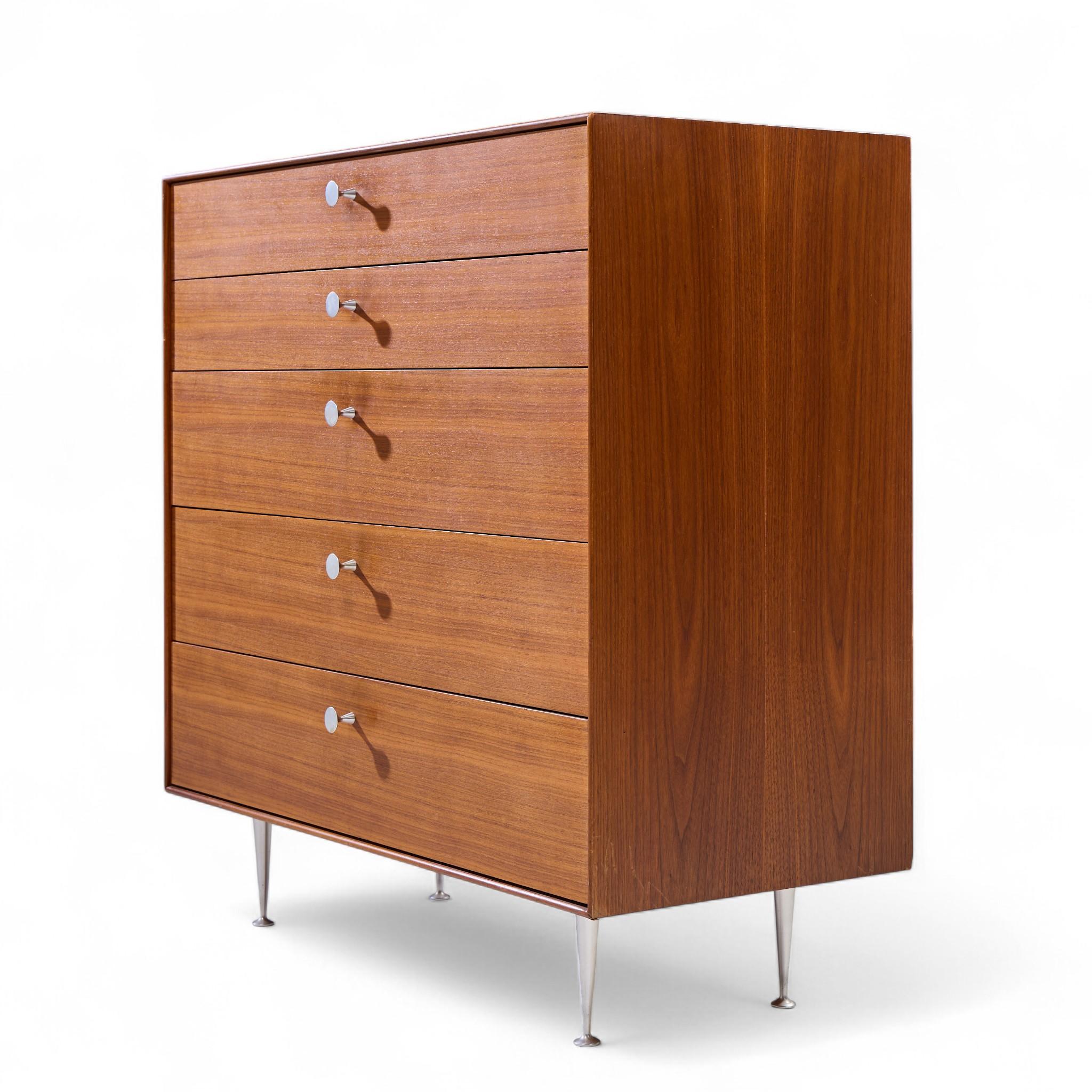 George Nelson per Herman Miller Modello 5240 Comò Highboy in noce a bordi sottili in vendita 1
