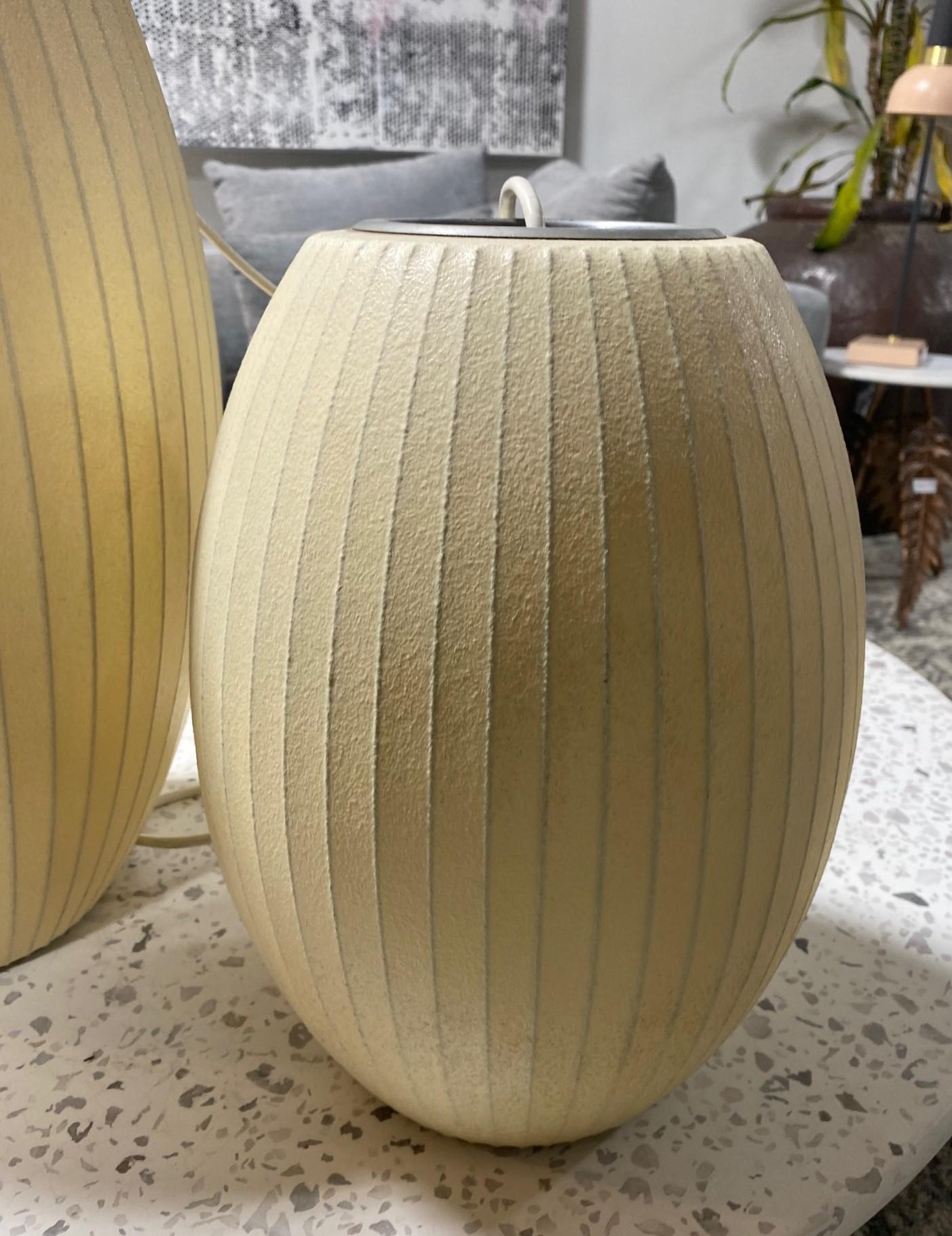 Américain George Nelson for Herman Miller Pair of Midcentury Cigar Bubble Suspensions Lights (Paire de lampes à bulles en forme de cigare)
