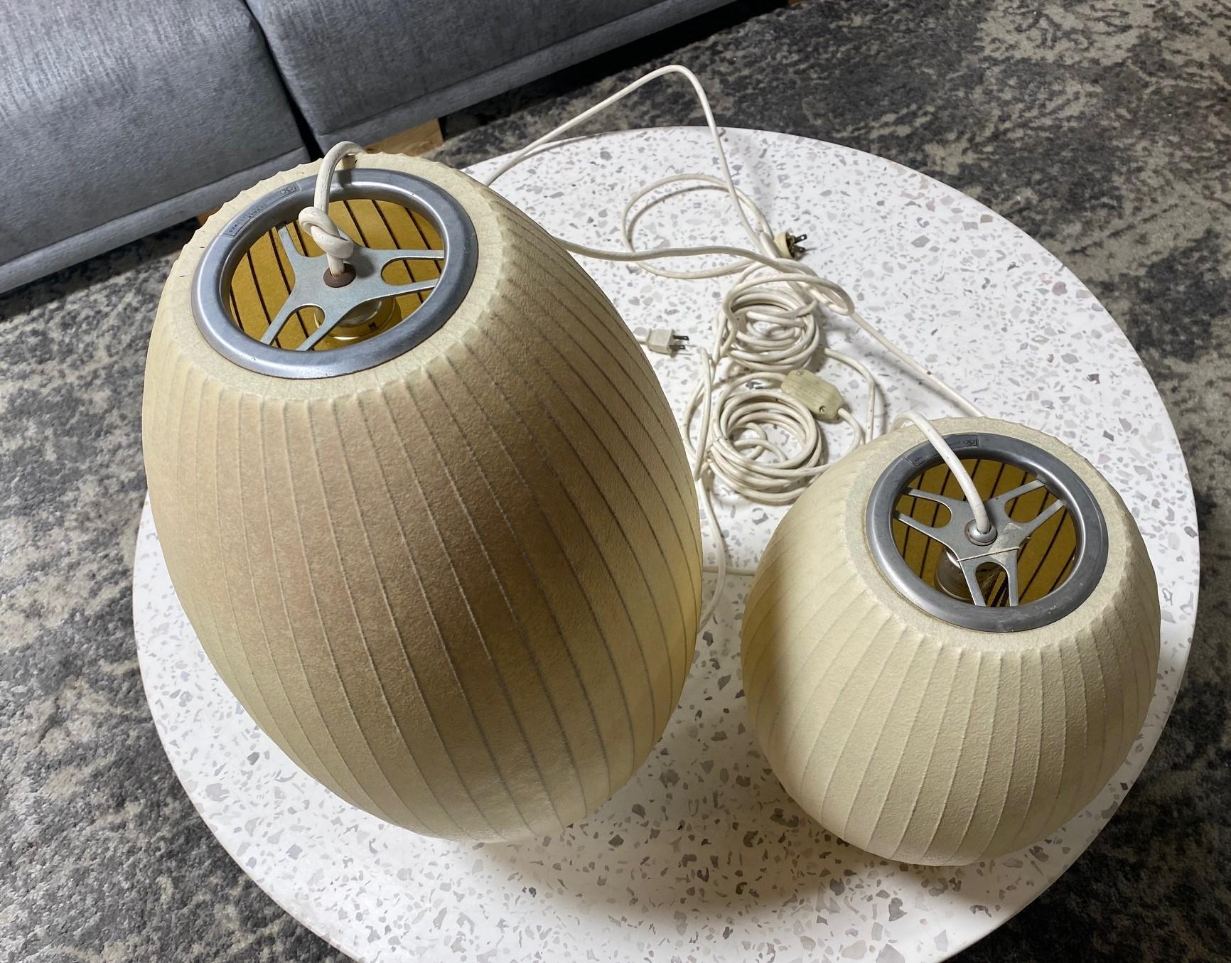 George Nelson for Herman Miller Pair of Midcentury Cigar Bubble Pendant Lights In Good Condition For Sale In Studio City, CA