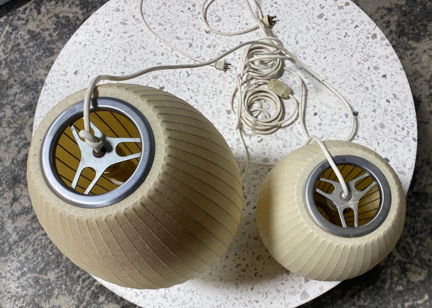 20ième siècle George Nelson for Herman Miller Pair of Midcentury Cigar Bubble Suspensions Lights (Paire de lampes à bulles en forme de cigare)