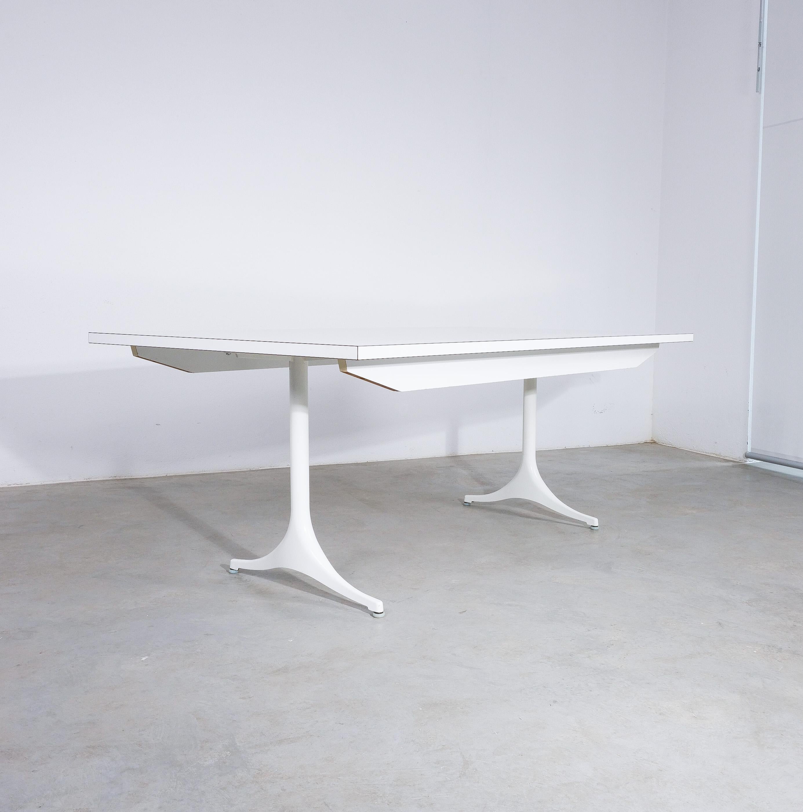 Table de bureau ou de salle à manger originale et inhabituelle de George Nelson pour Herman Miller, milieu du siècle dernier 
Dimensions : 72,04