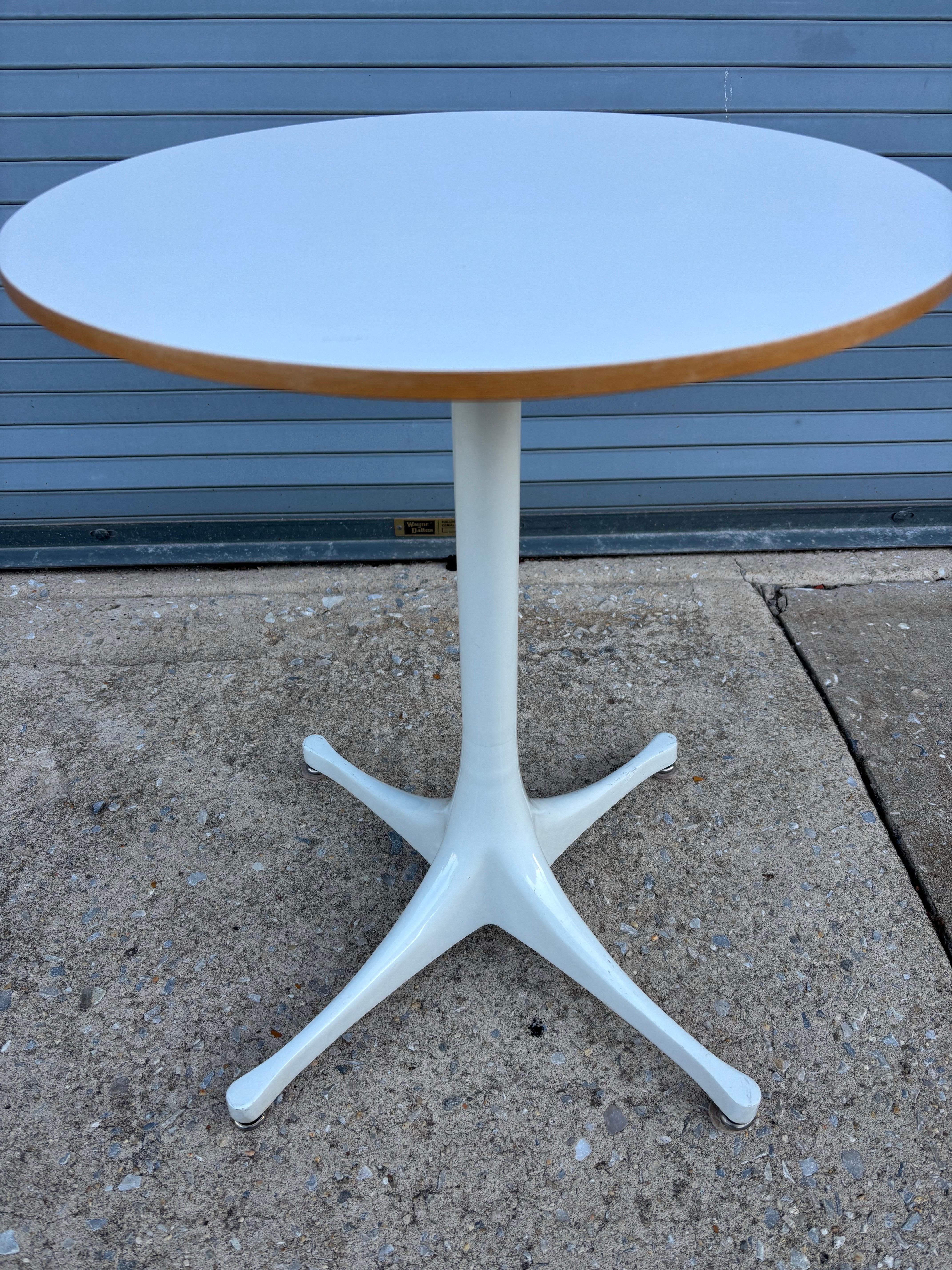George Nelson for Herman Miller Pedestal Table.  Base en aluminium avec un plateau en formica et un bord en érable.  Design/One classique et utile !  Un exemple très propre !