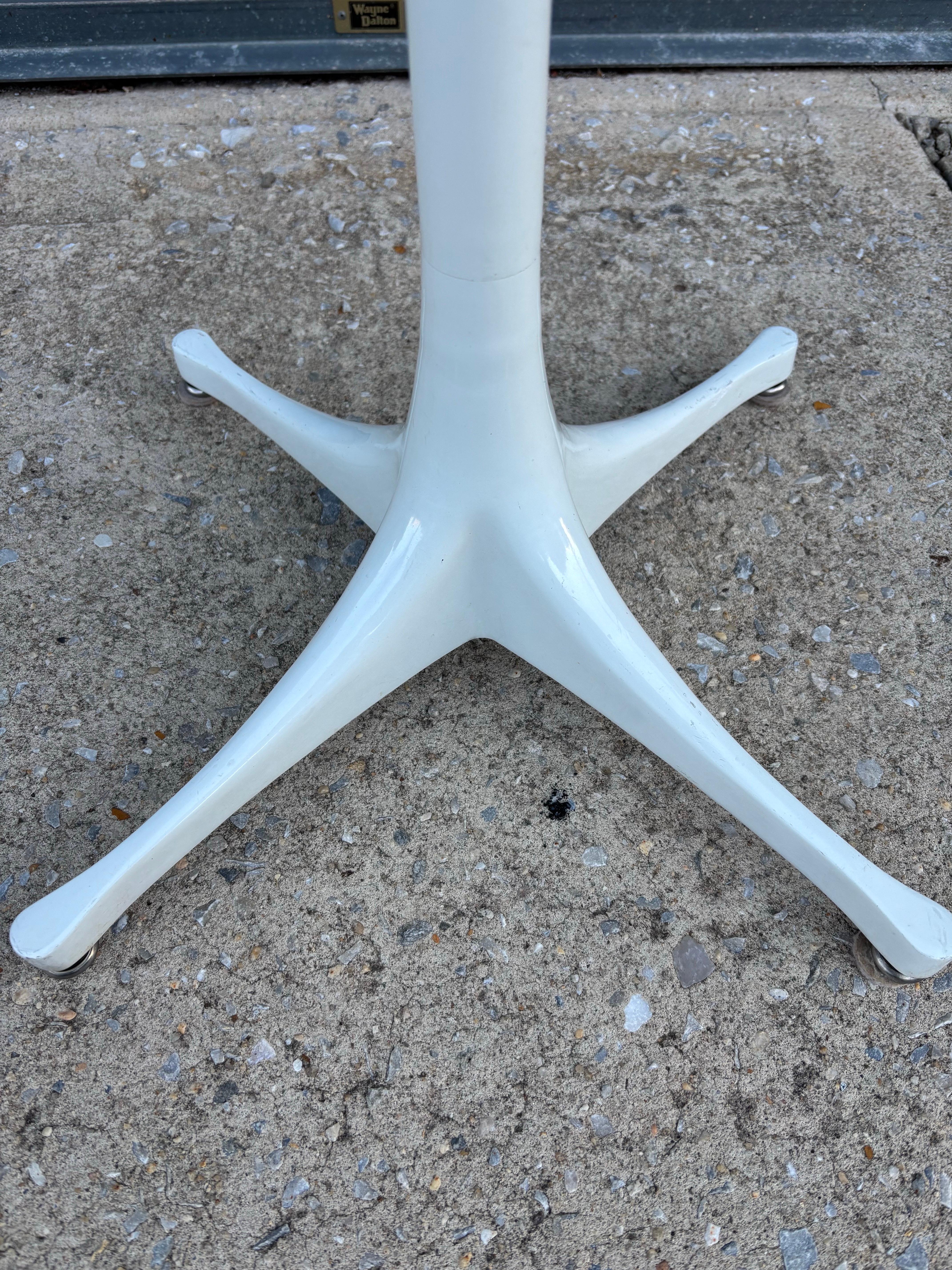 George Nelson for Herman Miller Pedestal/ Side Table (table d'appoint) Bon état - En vente à Philadelphia, PA