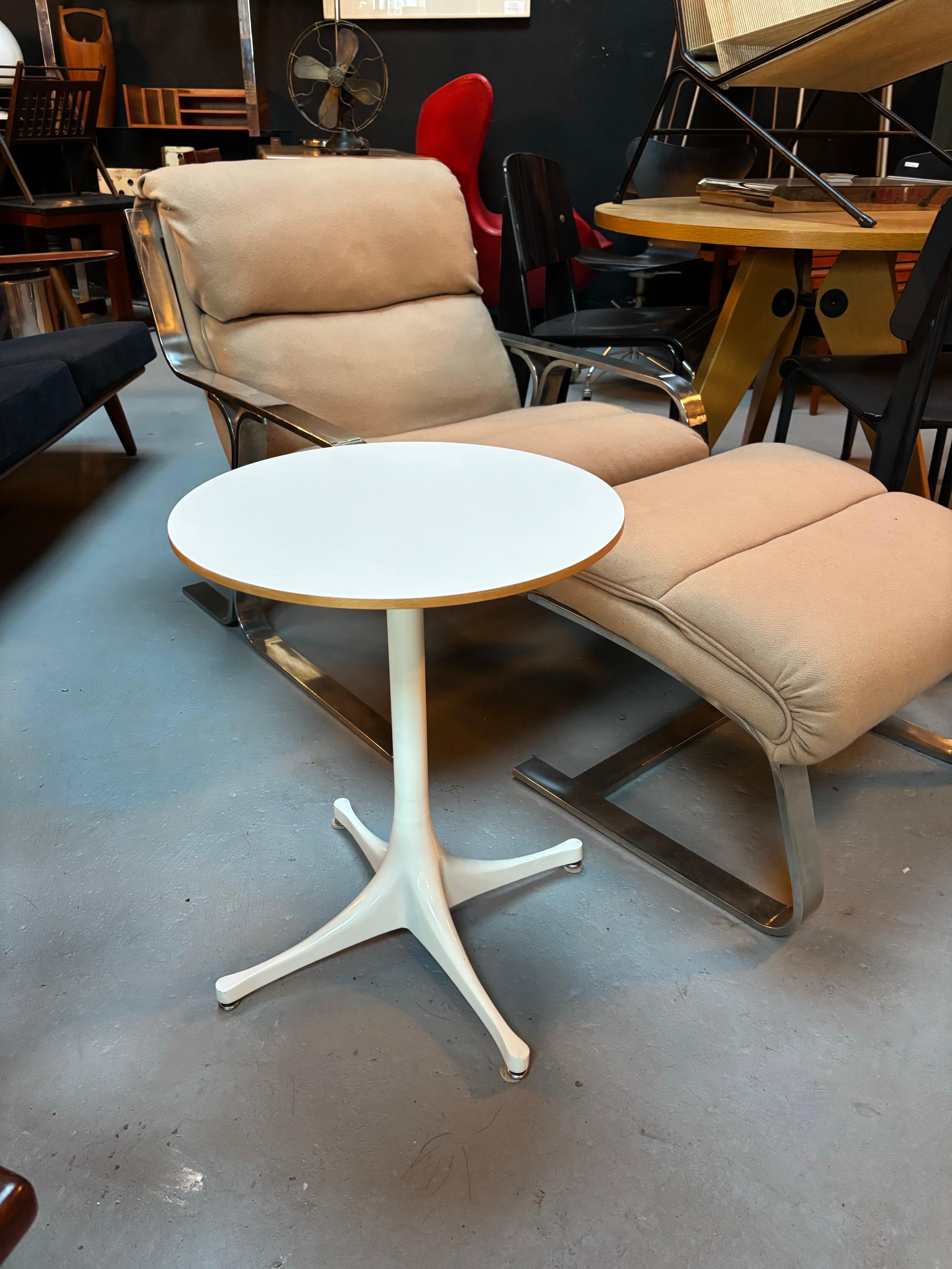 Métal George Nelson for Herman Miller Pedestal/ Side Table (table d'appoint) en vente
