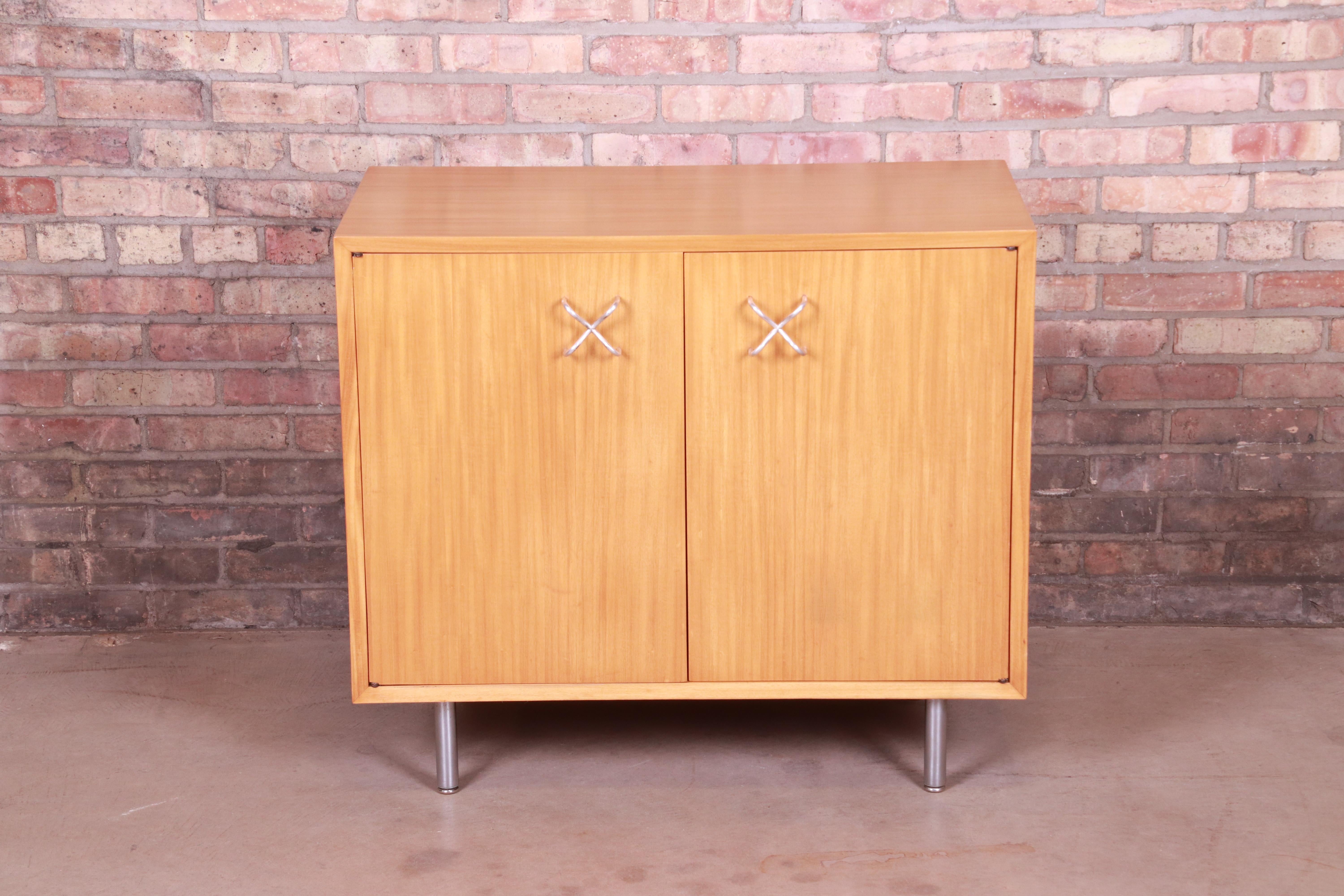An exceptional Mid-Century Modern compact credenza, record cabinet, or bar cabinet

By George Nelson for Herman Miller

USA, 1950s

Primavera wood, with original aluminum legs and hardware.

Measures: 34