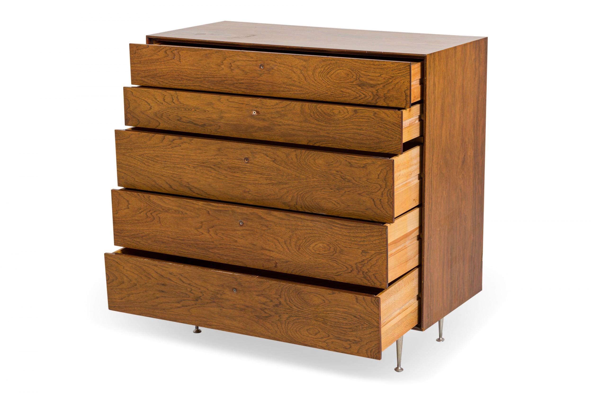 Cassettiere americane del Mid-Century a cinque cassetti con casse in palissandro, appoggiate su gambe affusolate cromate con piedi circolari. (GEORGE NELSON PER HERMAN MILLER)

Mancano i tiranti dei cassetti.