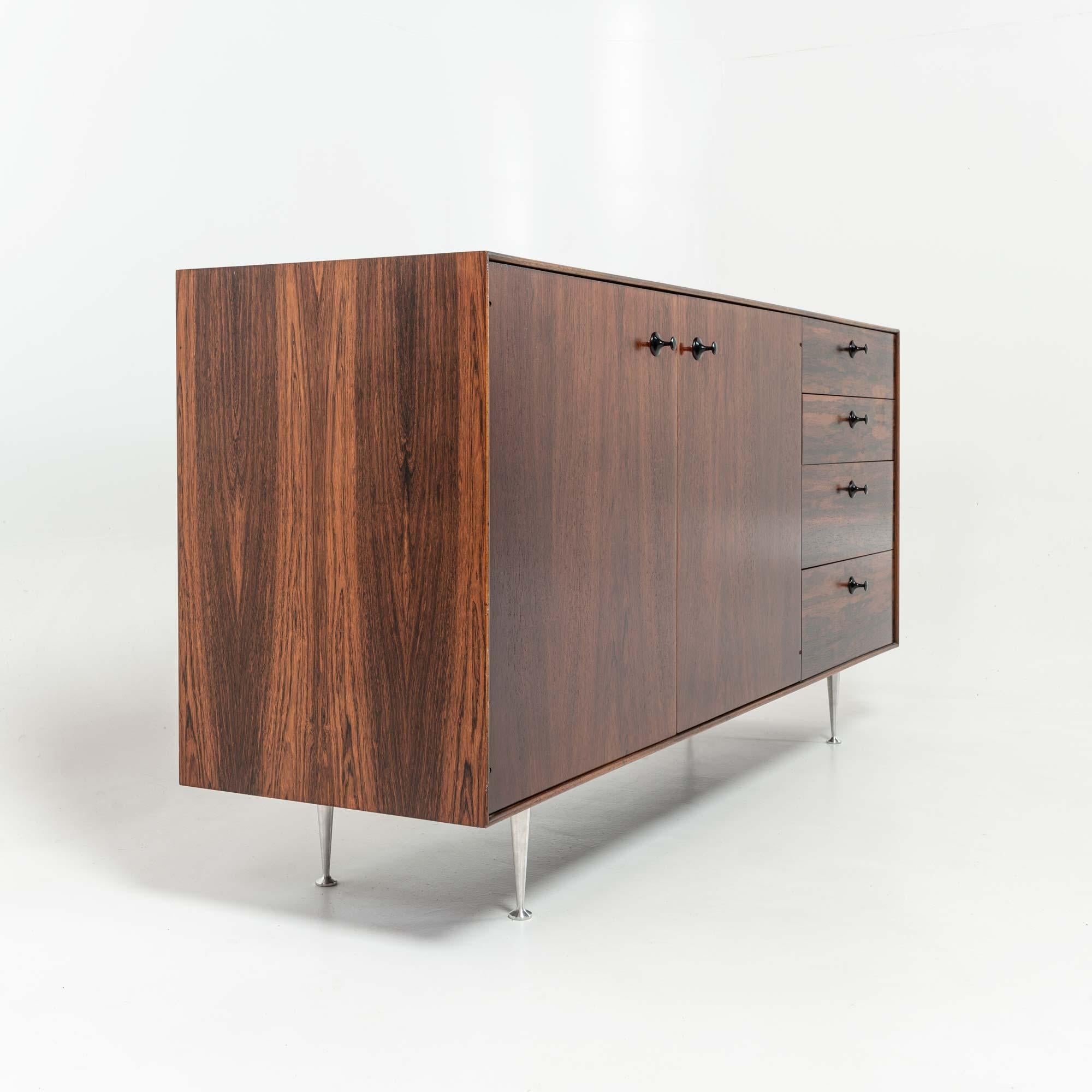 George Nelson para Herman Miller Credenza/armario de palisandro de la serie de bordes finos Moderno de mediados de siglo en venta