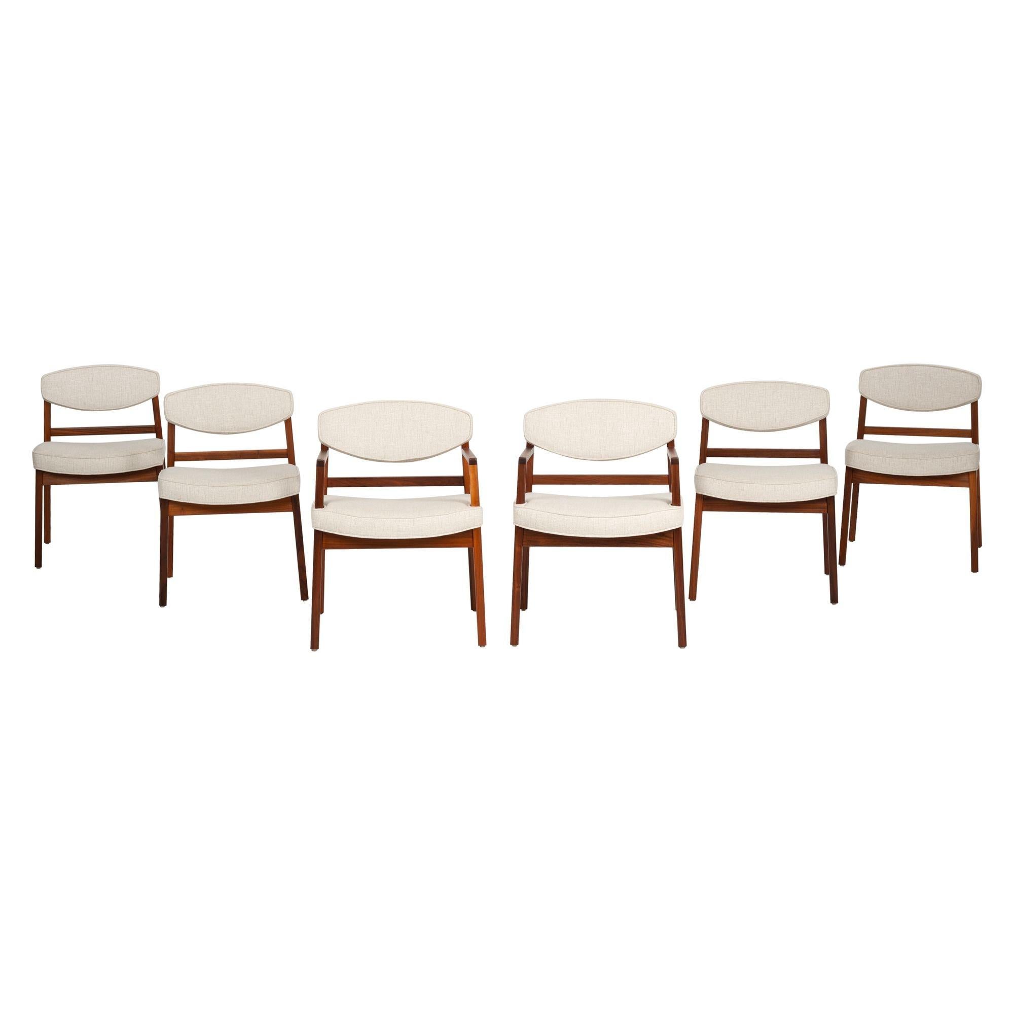 George Nelson per Herman Miller - Set di sei sedie da pranzo
Include: Due poltrone e quattro sedie laterali
Un design moderno e senza tempo di George Nelson, realizzato per Herman Miller. Questo set di sei sedie da pranzo è caratterizzato da una