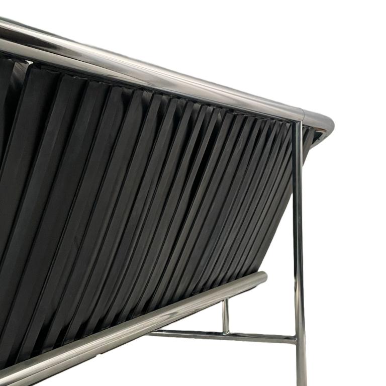 Dieses Sling-Sofa Modell 6832 ist ein eindrucksvolles Beispiel für das moderne Design der Jahrhundertmitte. Es wurde 1963 von George Nelson für Herman Miller entworfen.  Die schwarzen Lederkissen, die in einem verchromten Rohrrahmen aufgehängt sind,